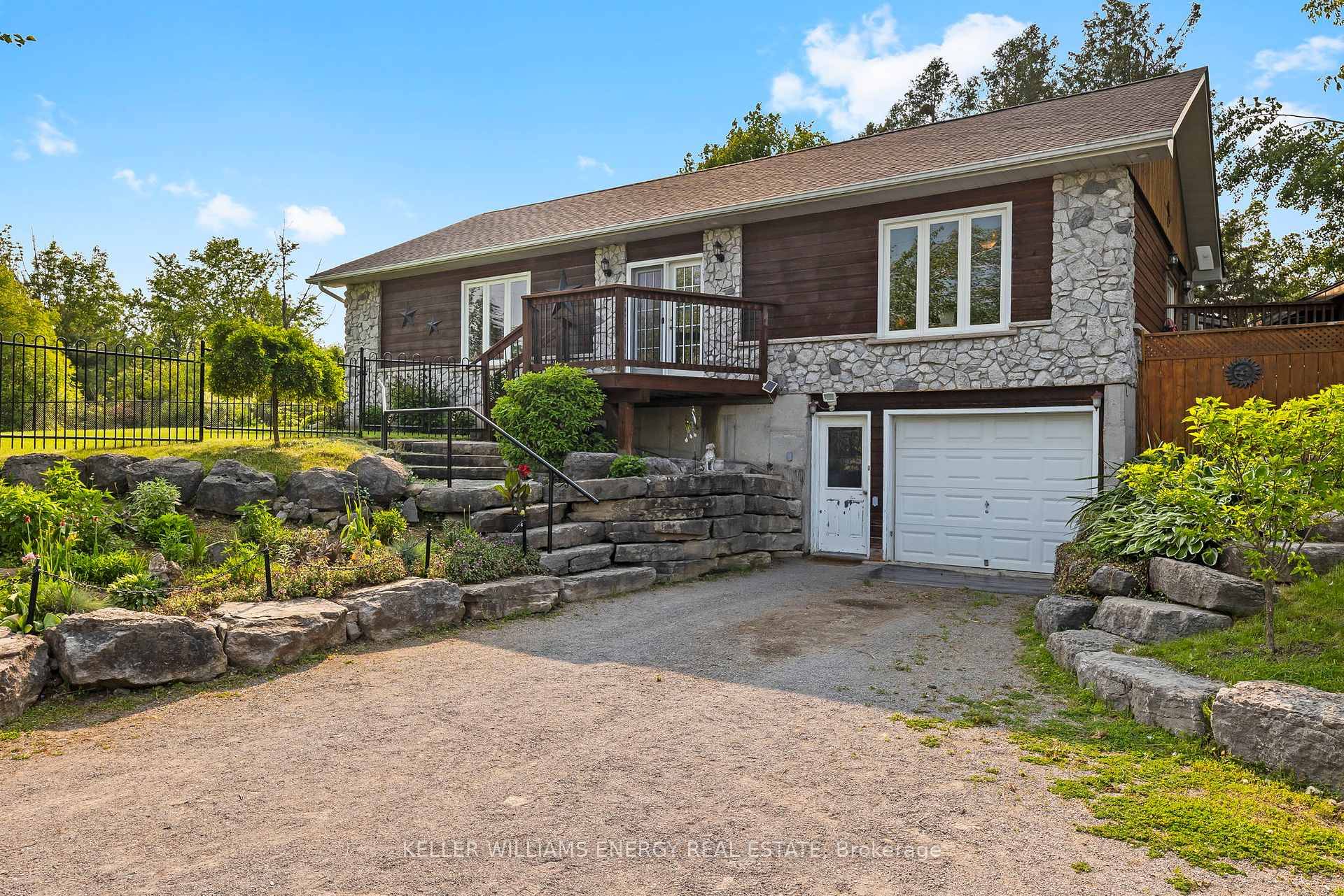Charming renovated country home near Clear Lake just 10 minutes to Lakefield !