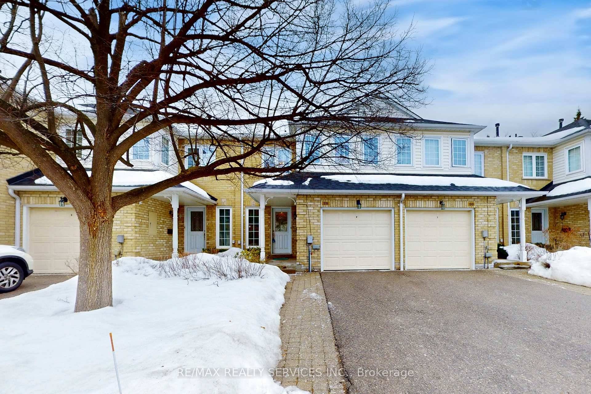 Welcome home to 28 Heathcliffe Square, ideally nestled in Brampton's highly sought after Carriage Walk community !