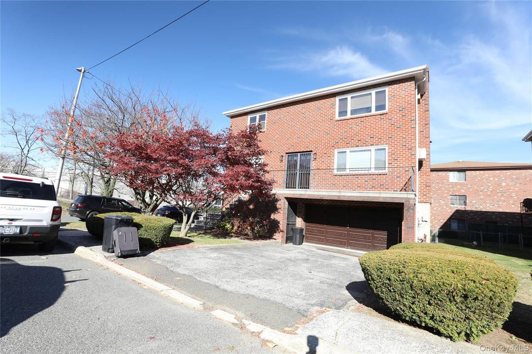 Super spacious, move in ready sun filled second floor apartment features 3 bedroom, 2 full bath, living room with fireplace plus a nice size dining room on lovely cul de ...