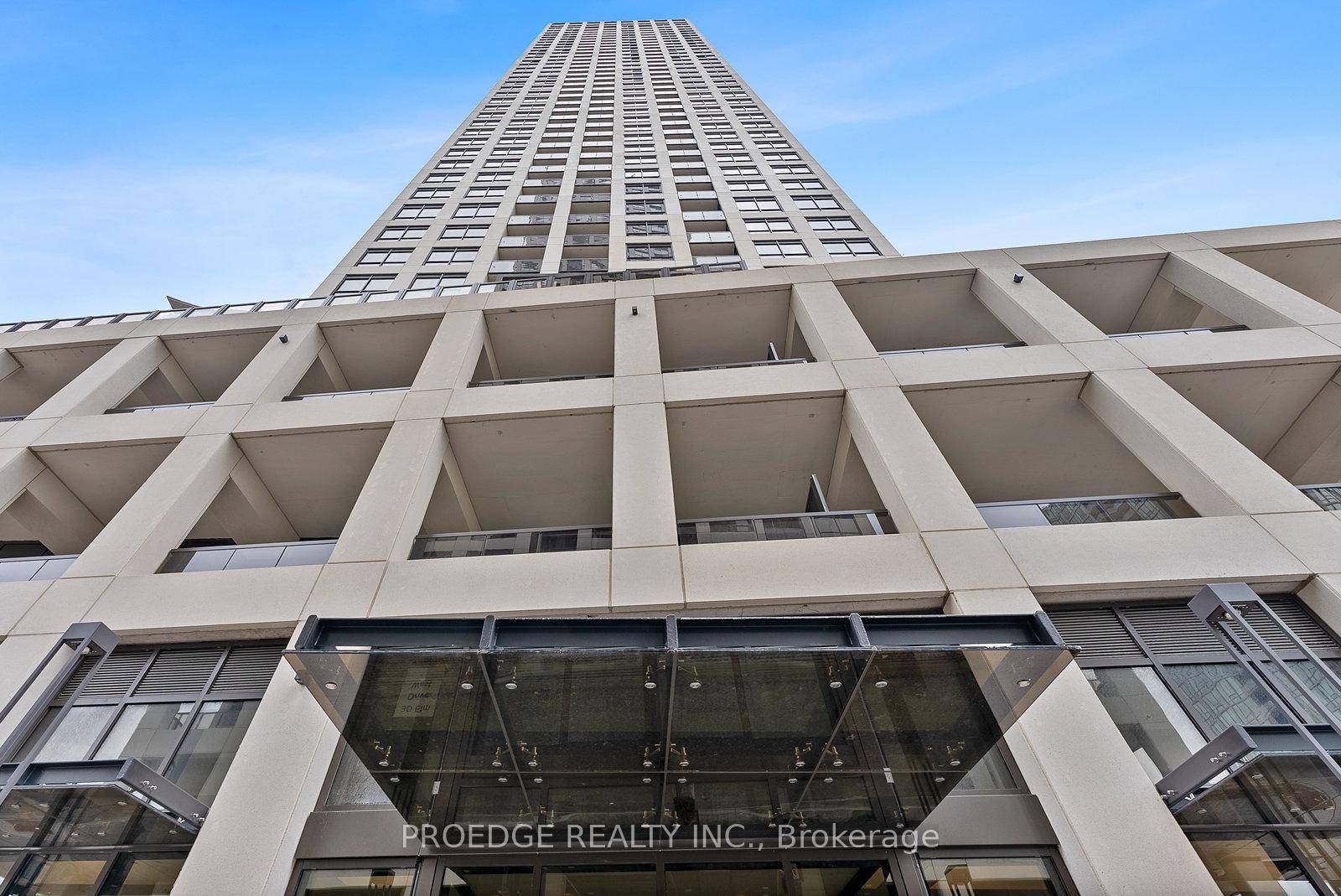 Welcome to Solmar Edge Tower 2, condominium in the highly desirable city center area.