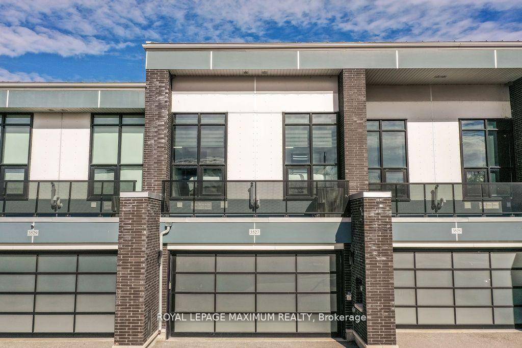 Rare 4 Bedroom Waterfront Retreat in Friday Harbour Resort !