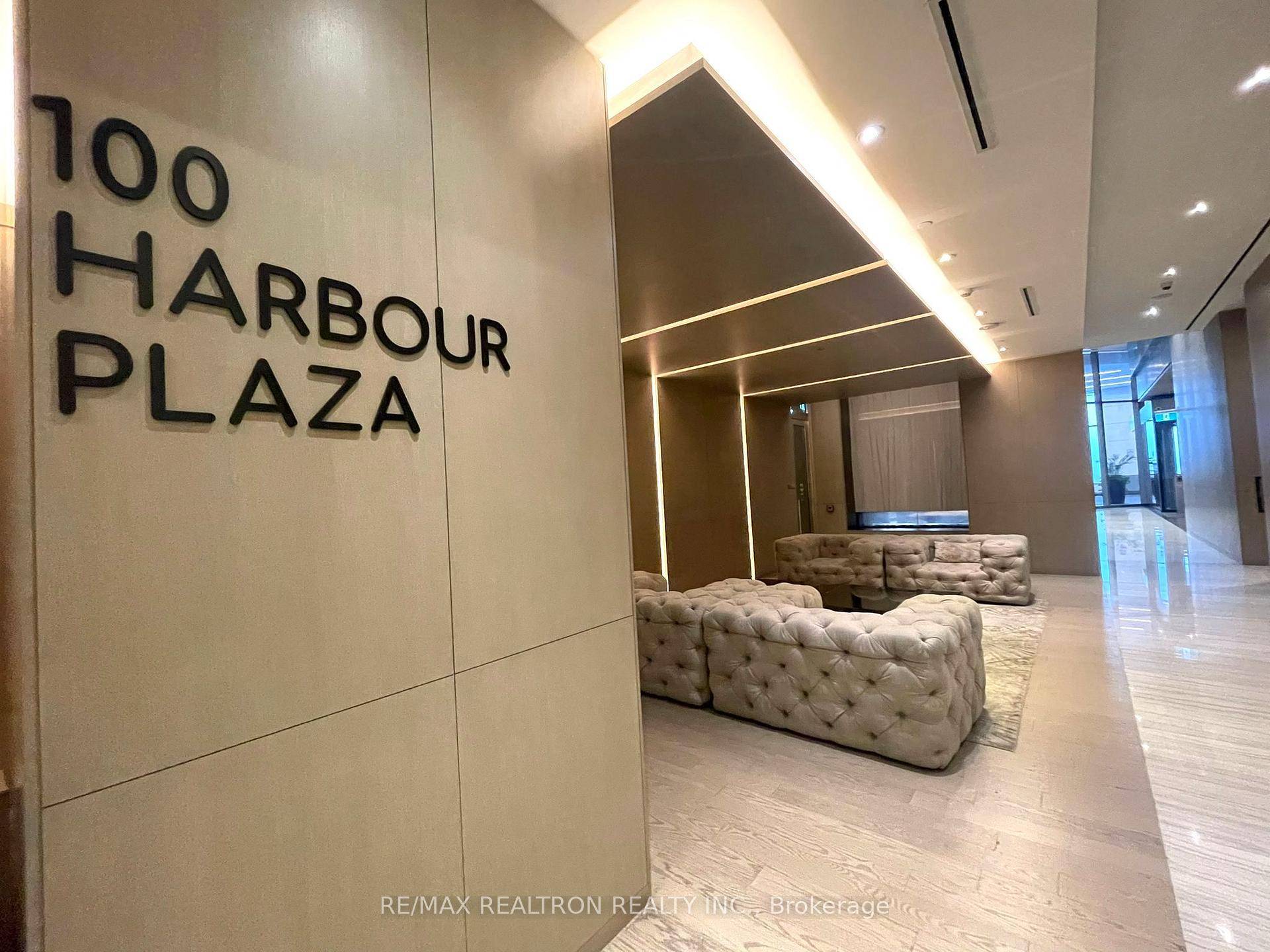 Luxurious 1 Bedroom Harbour Plaza Residence with Direct Access to the Underground Path, 10 Minutes Walk To Union Station.