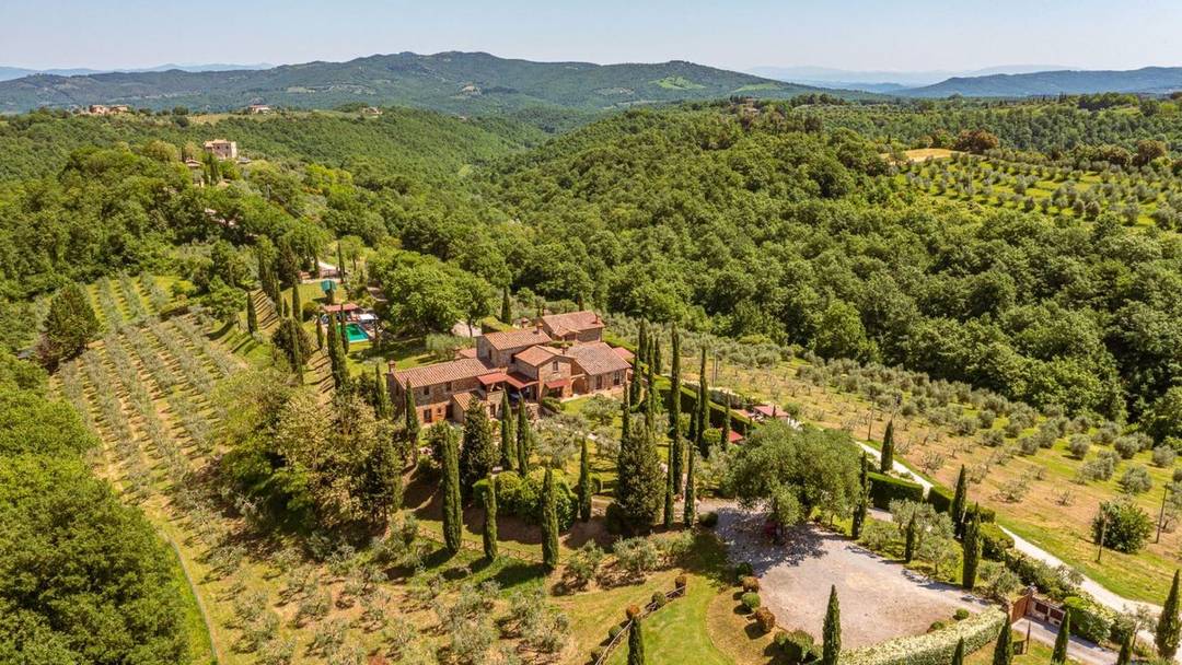 18th century farmhouse with 2 farmhouses, 2 swimming pools, 10 rooms and land for sale in a panoramic position near Città della Pieve, Umbria.