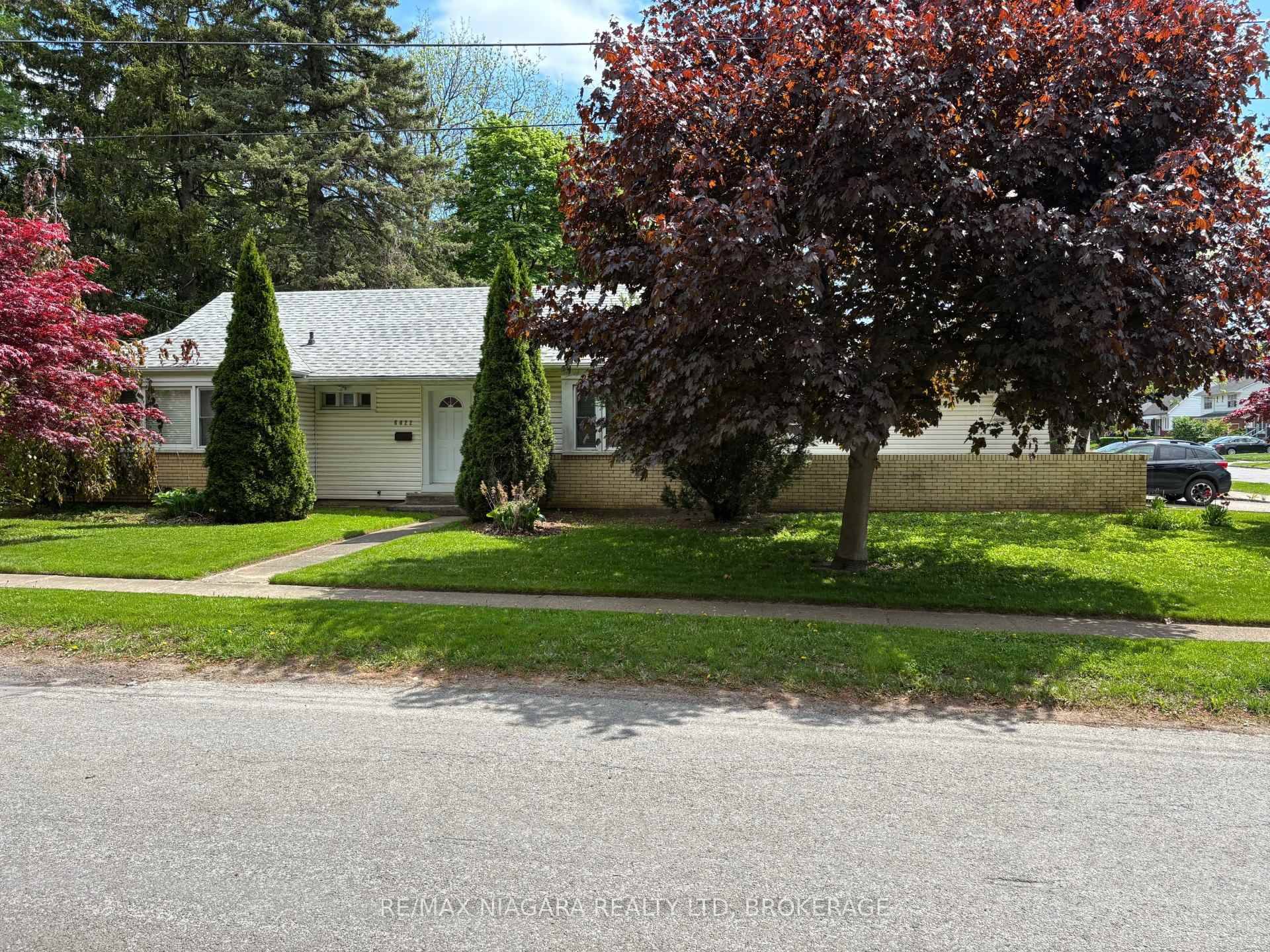 GREAT LOCATION CLOSE TO ALL AMENITIES, MATURE NEIGHBOURHOOD, THIS HOME FEATURES TWO BEDS PLUS A LARGE DEN, GALLEY KITCHEN WITH L SHAPED GRANITE ISLAND OVERLOOKING LIVING ROOM FEATURING NATURAL WOOD ...