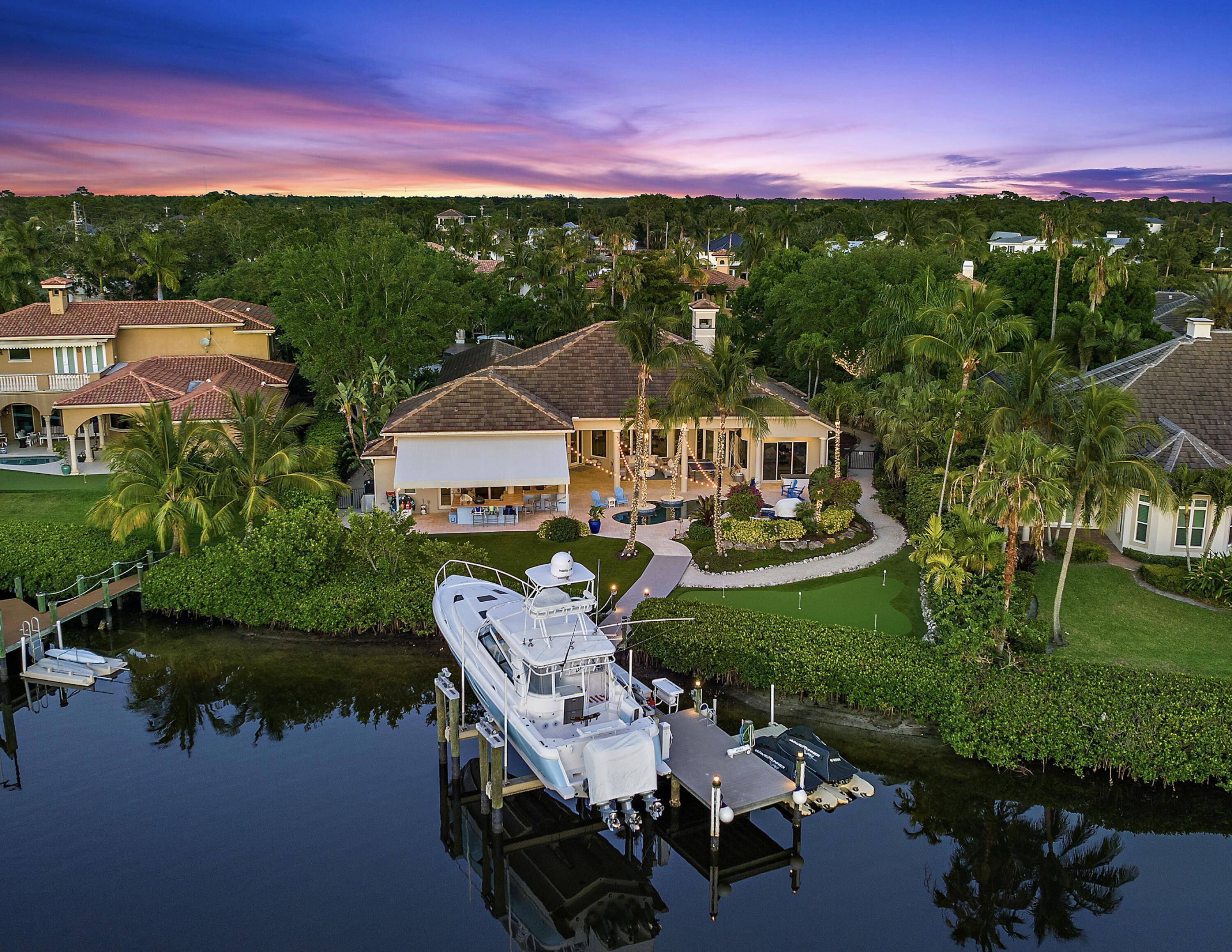 A boater's and entertainer's dream home !