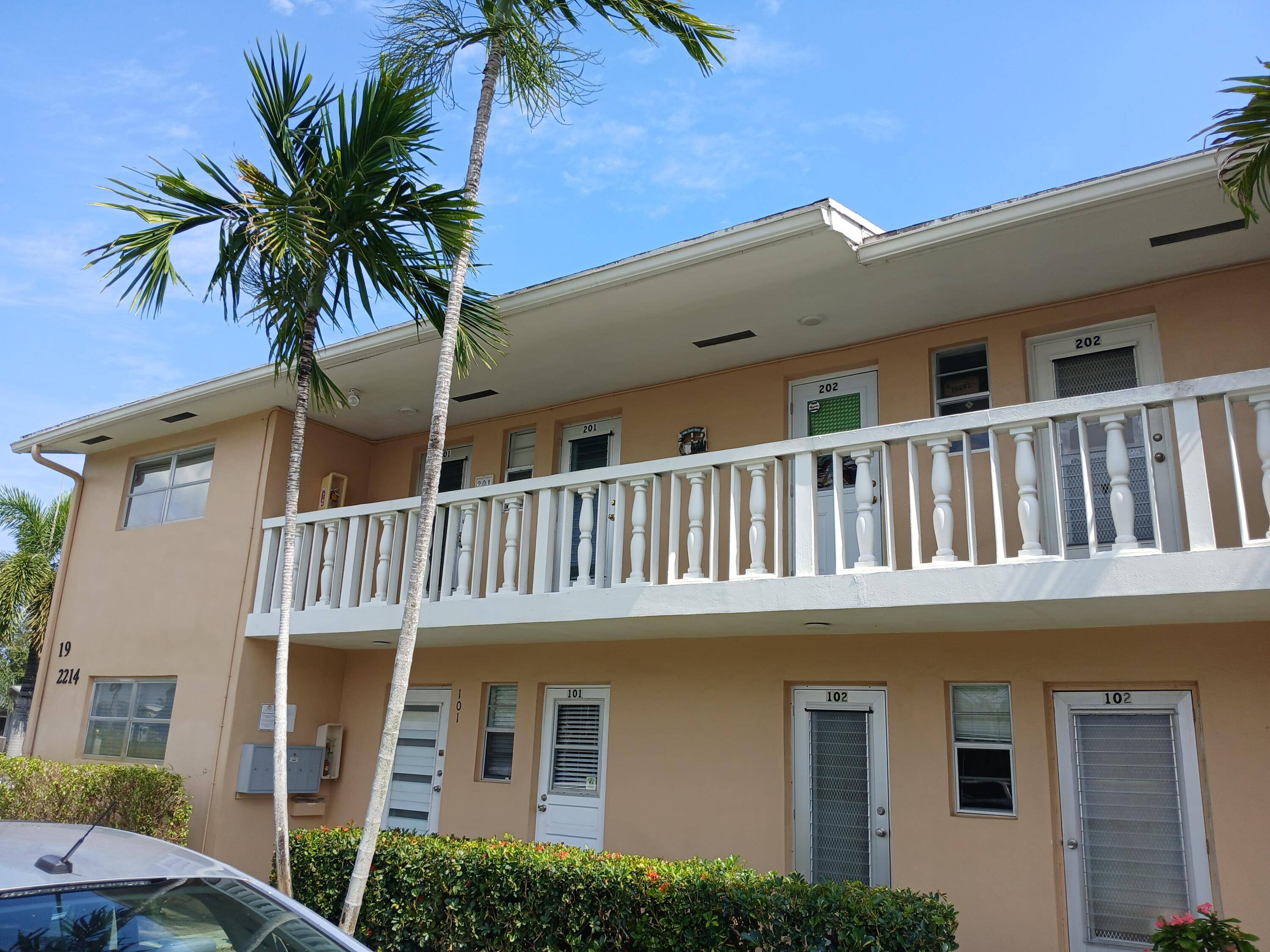 Well renovated 2nd floor 2 bedrooms, 2 bathrooms.