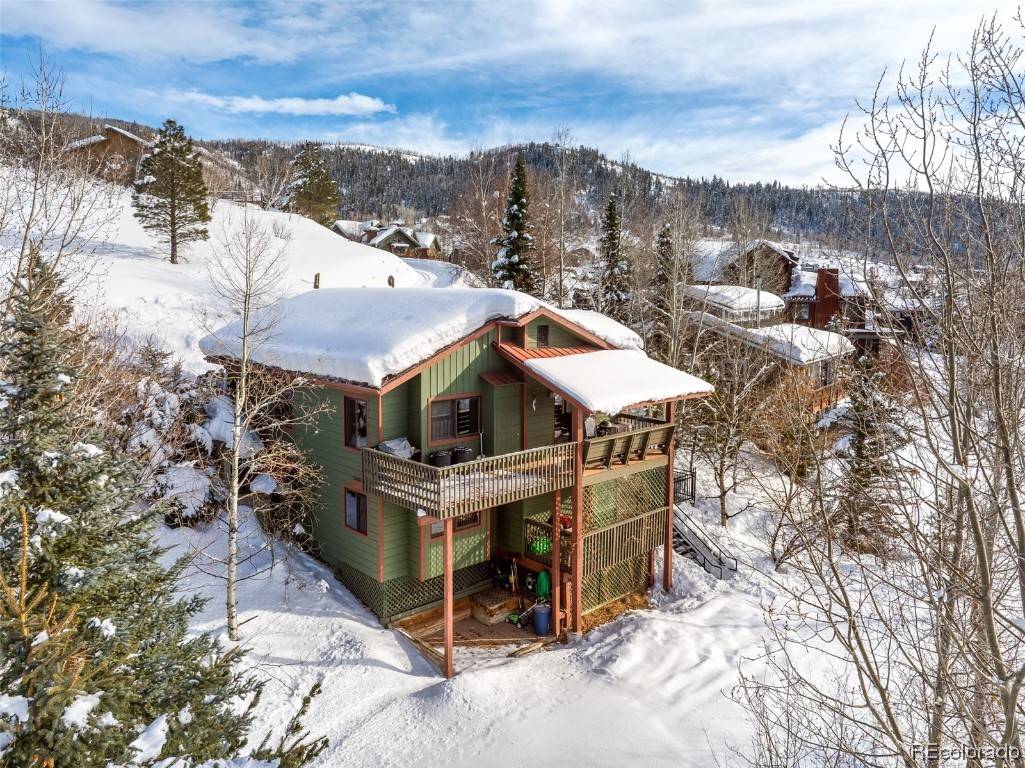 This single family mountain gem, fully remodeled and landscaped in 2003, is located minutes from the renowned Steamboat Ski Resort.