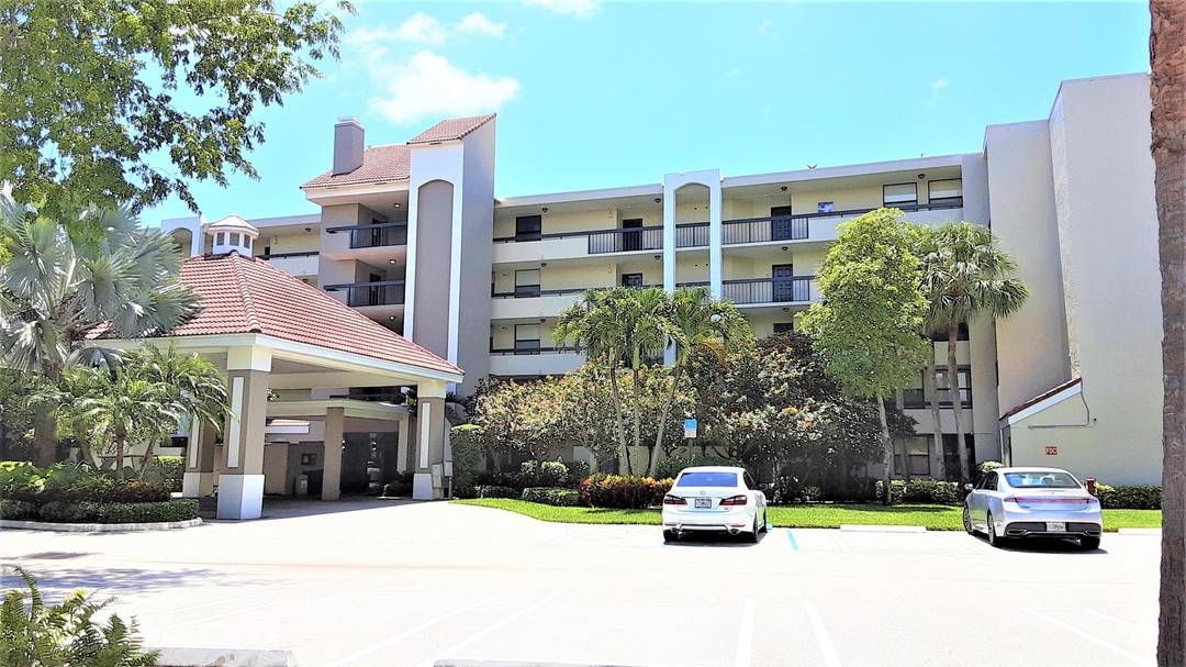 Awesome upgraded ground floor 2 2 overlooking the lake.