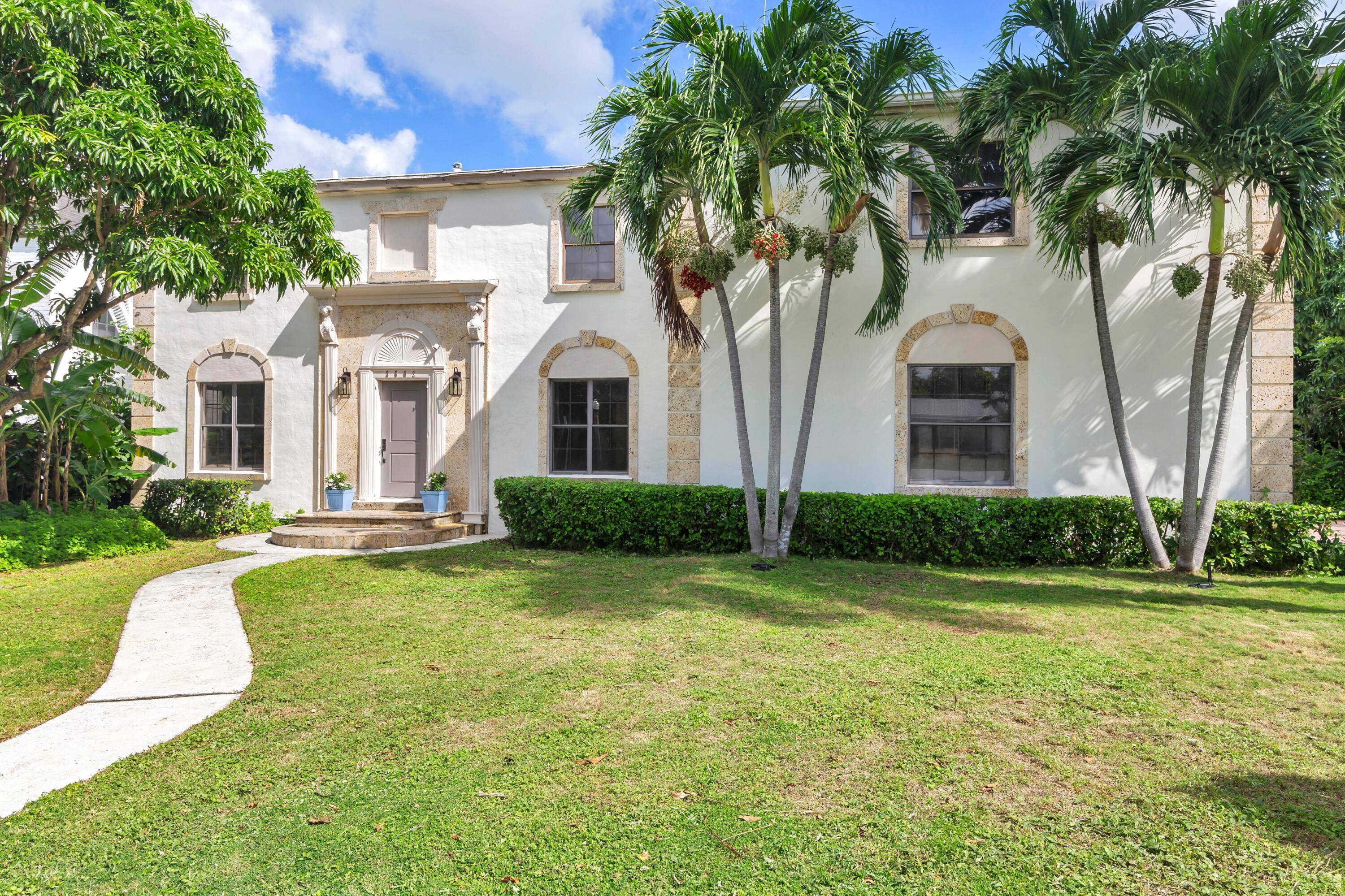 Renovate or build new on a Palm Beach estate sized property with endless possibilities in highly sought after Southland Park just mins to Palm Beach Island.