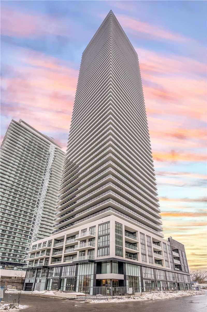 Incredible Panoramic Lake Views.