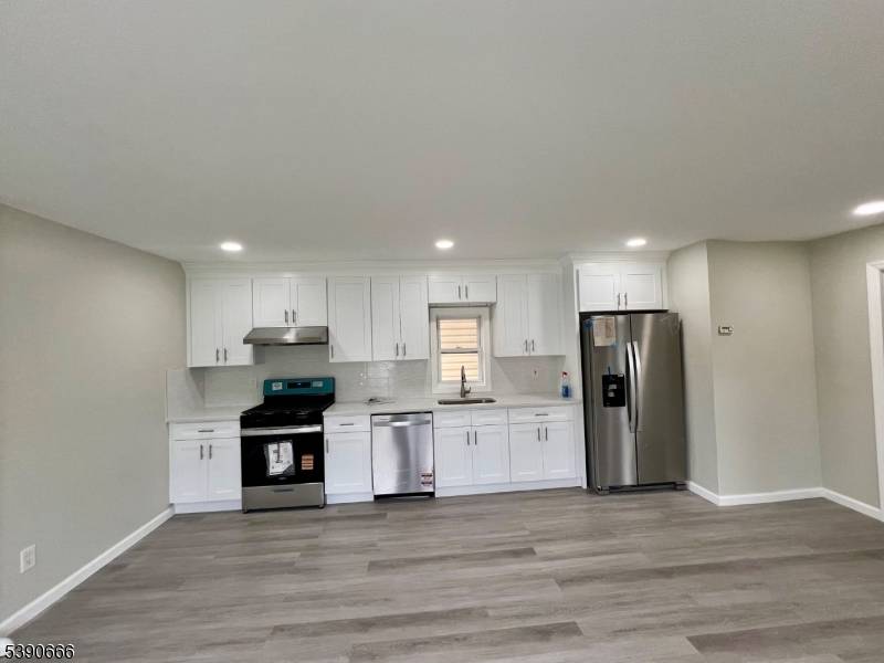 Must see ! Nice 2 bed and 2 full bath house in North Plainfield between Route 22 and Route 28.