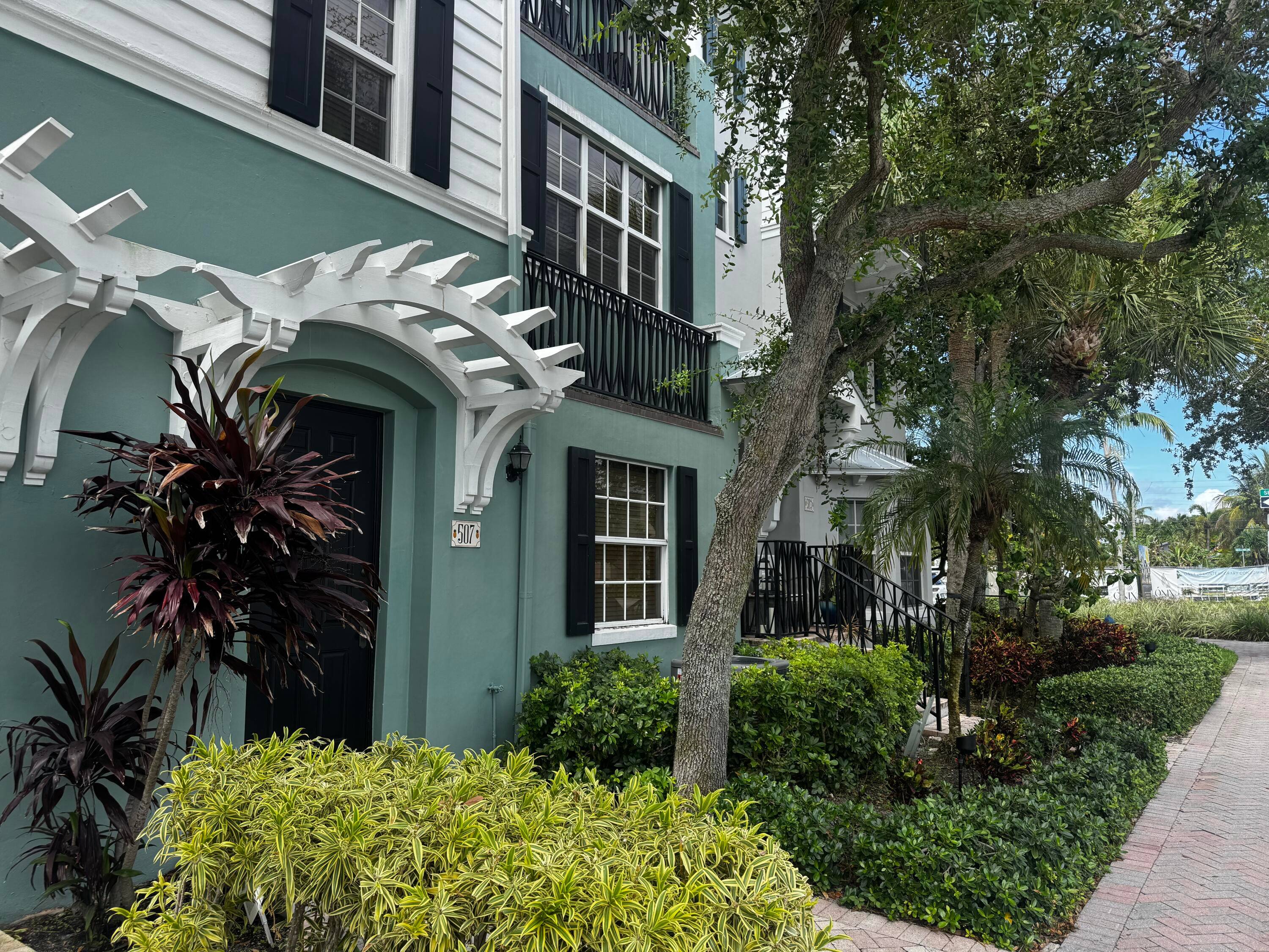 Wonderful exterior unit in desirable Mallory Square available for annual rent !
