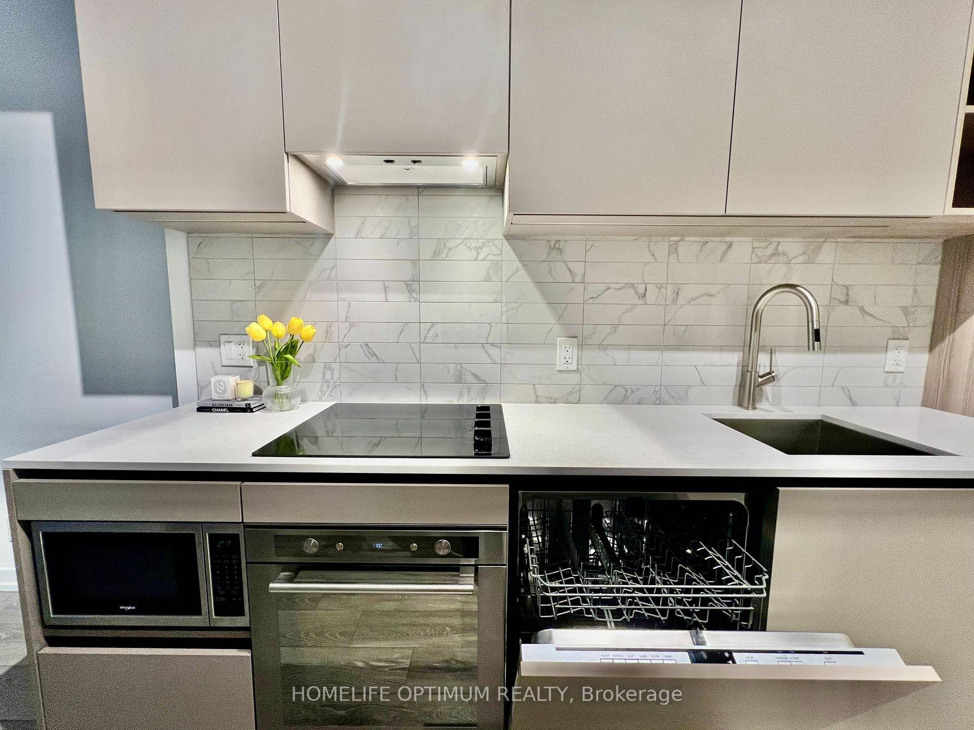 MOVE IN CONDITION ! ! Welcome to the 55 Mercer Condos !