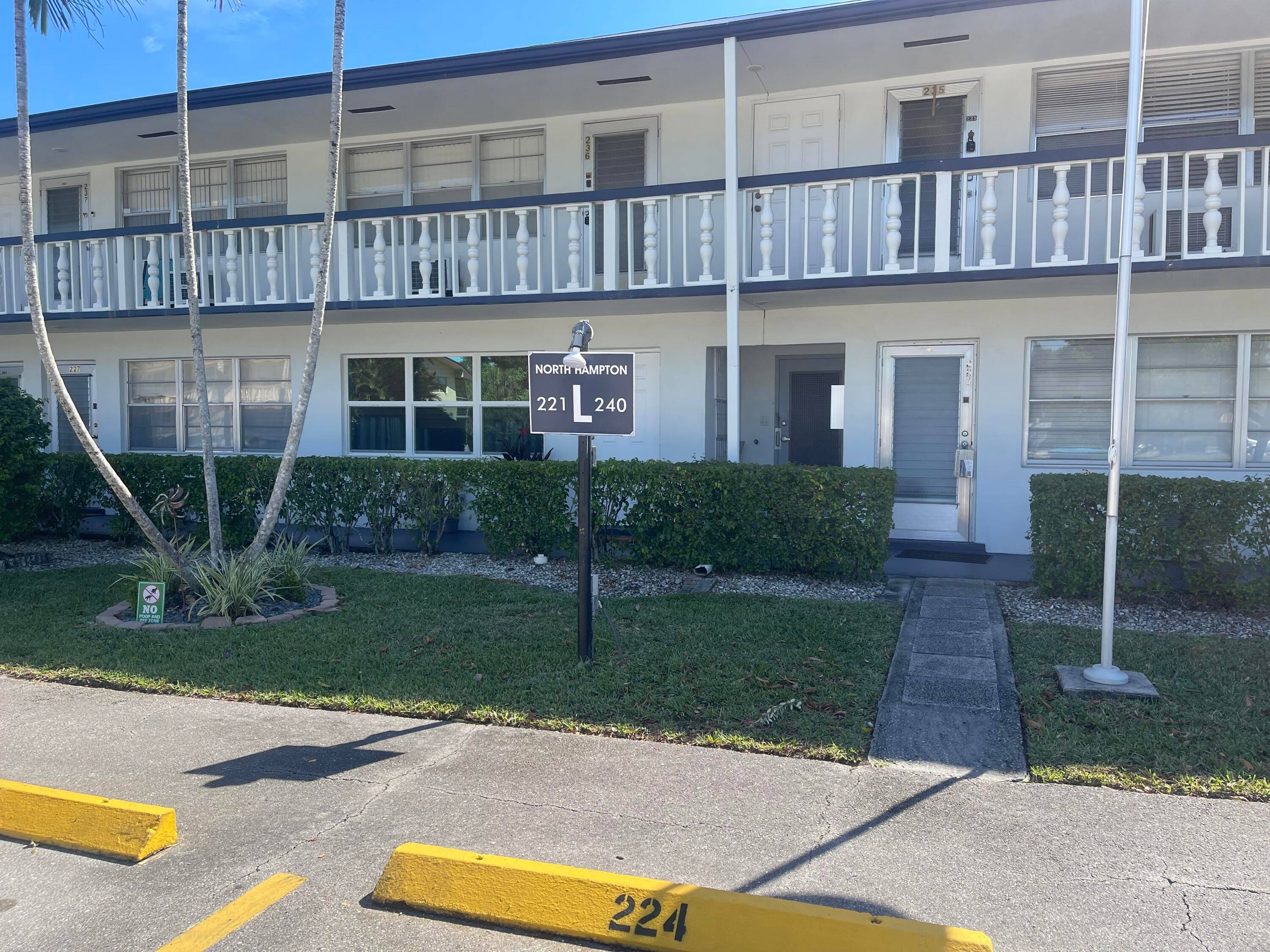 Discover the endless possibilities with this 1BR, 1BA 1st floor condo, situated in the sought after Northampton L community of West Palm Beach !