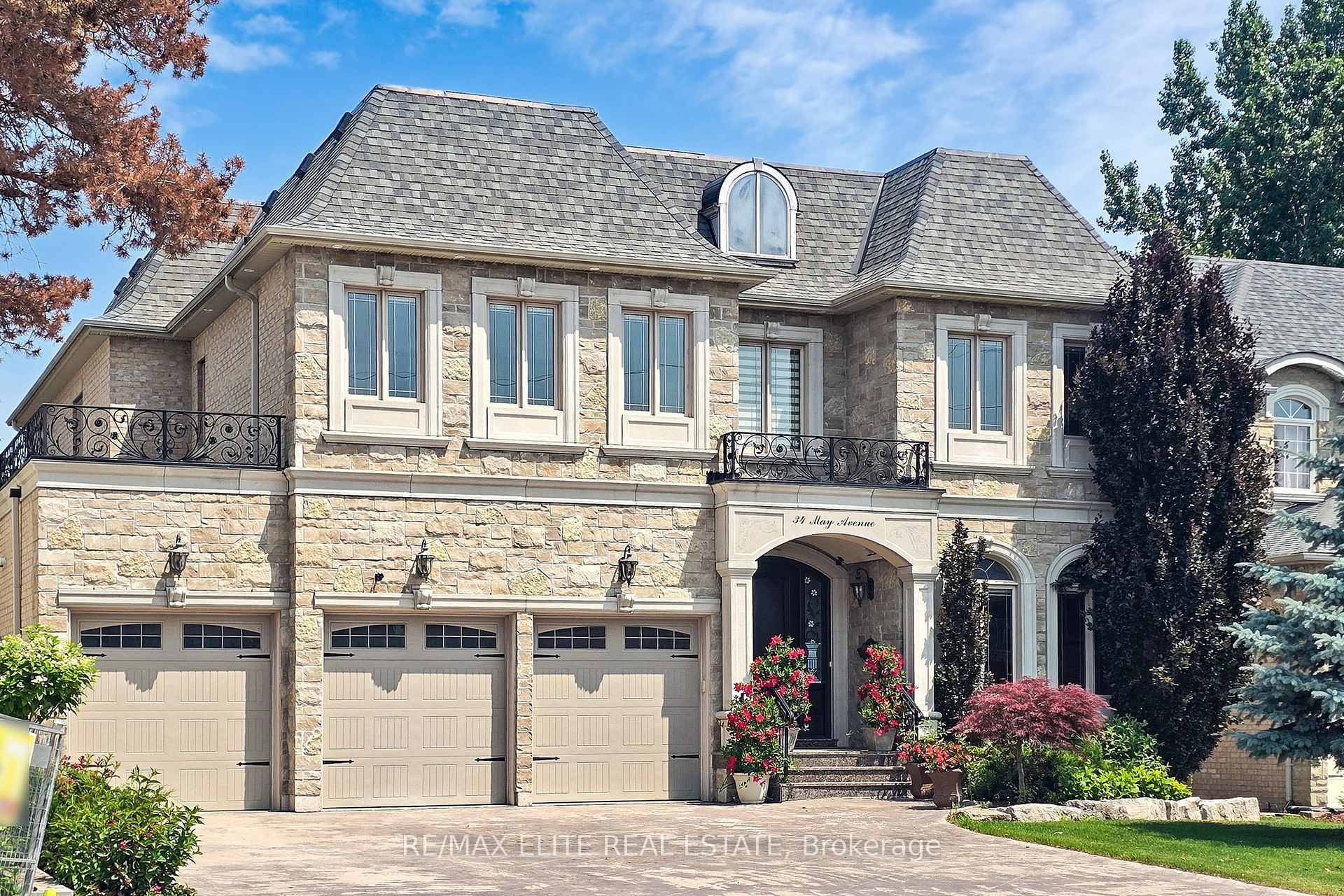 Motivated seller ! ! Stunning luxury Italian custom built home located in the heart of Richmond Hill, showcasing exceptional craftsmanship and upscale finishes throughout.