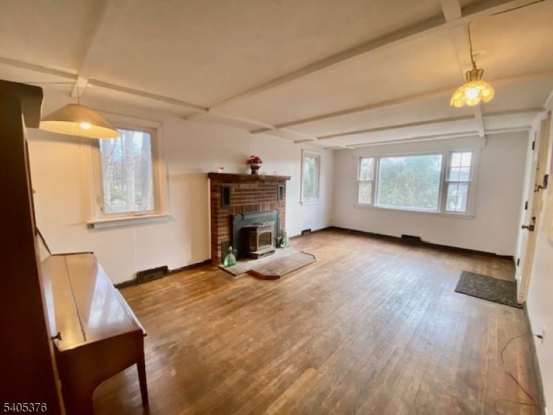 A rare opportunity in the desirable Lake Shawnee community !