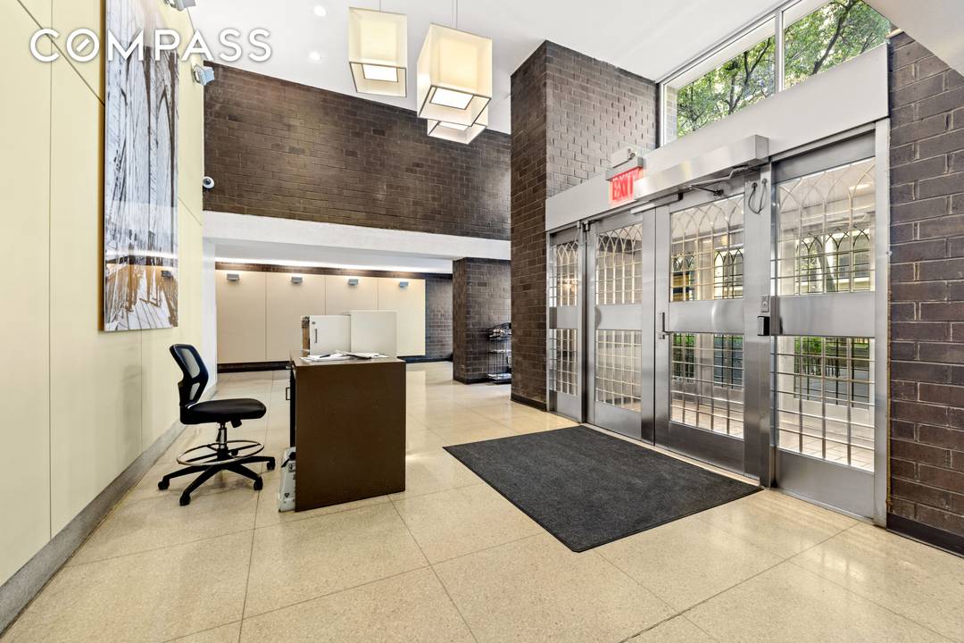 Welcome to Southbridge Towers, one of Downtown Manhattan s most prominent residential complexes, ideally situated in the heart of the Fulton Seaport District !