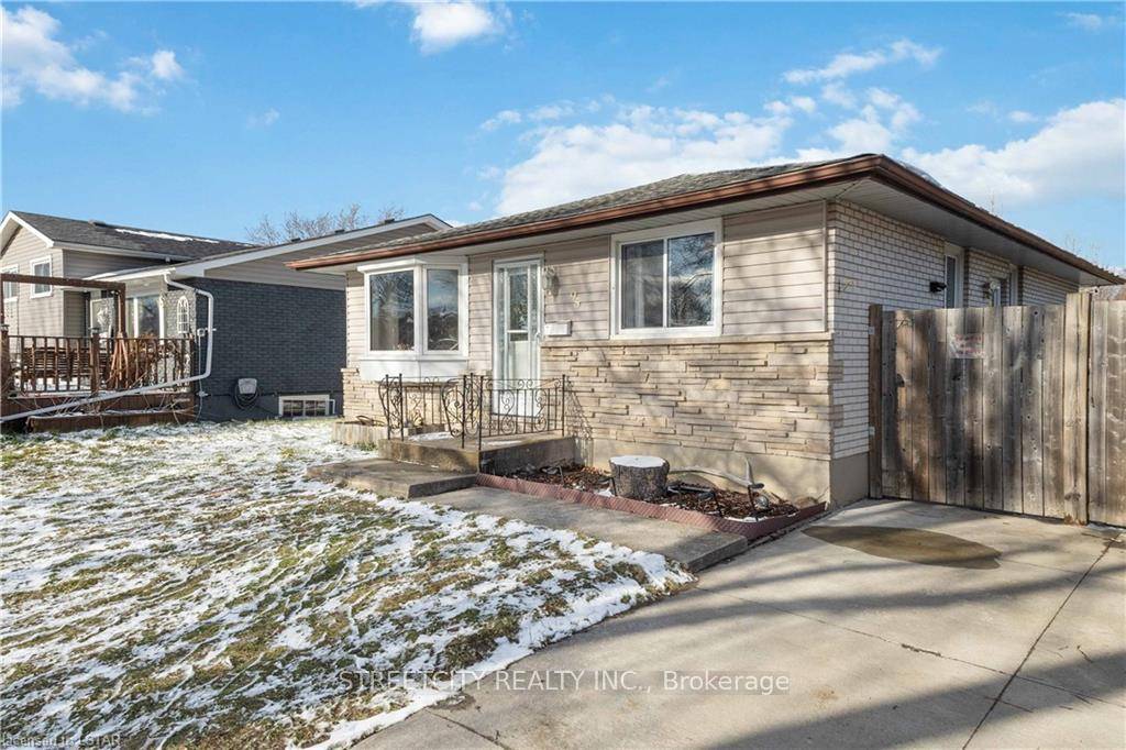 Charming 3 bedroom, 1 bath bungalow Upper level for rent in desirable South London.
