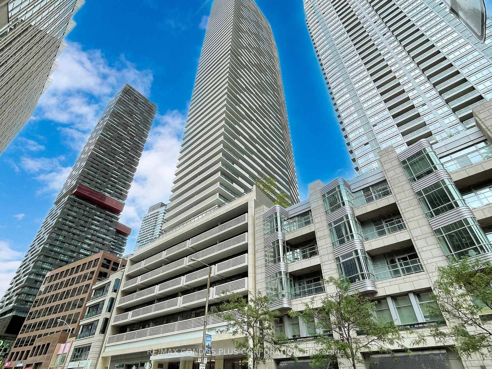 Experience the ultimate urban lifestyle in the heart of Midtown Toronto at Yonge and Eglinton with this exquisite 1 bedroom, 1 bathroom residence.