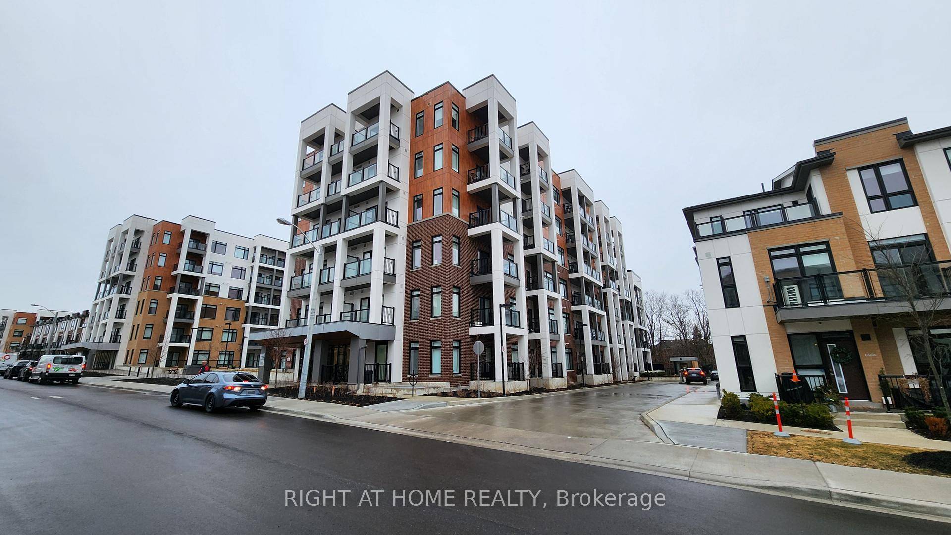 Beautiful 2 bedroom, 2 bath corner unit in the sought after Keelesdale community.