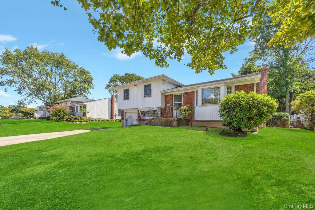 Split Level Home in Prime Old Bethpage Location !
