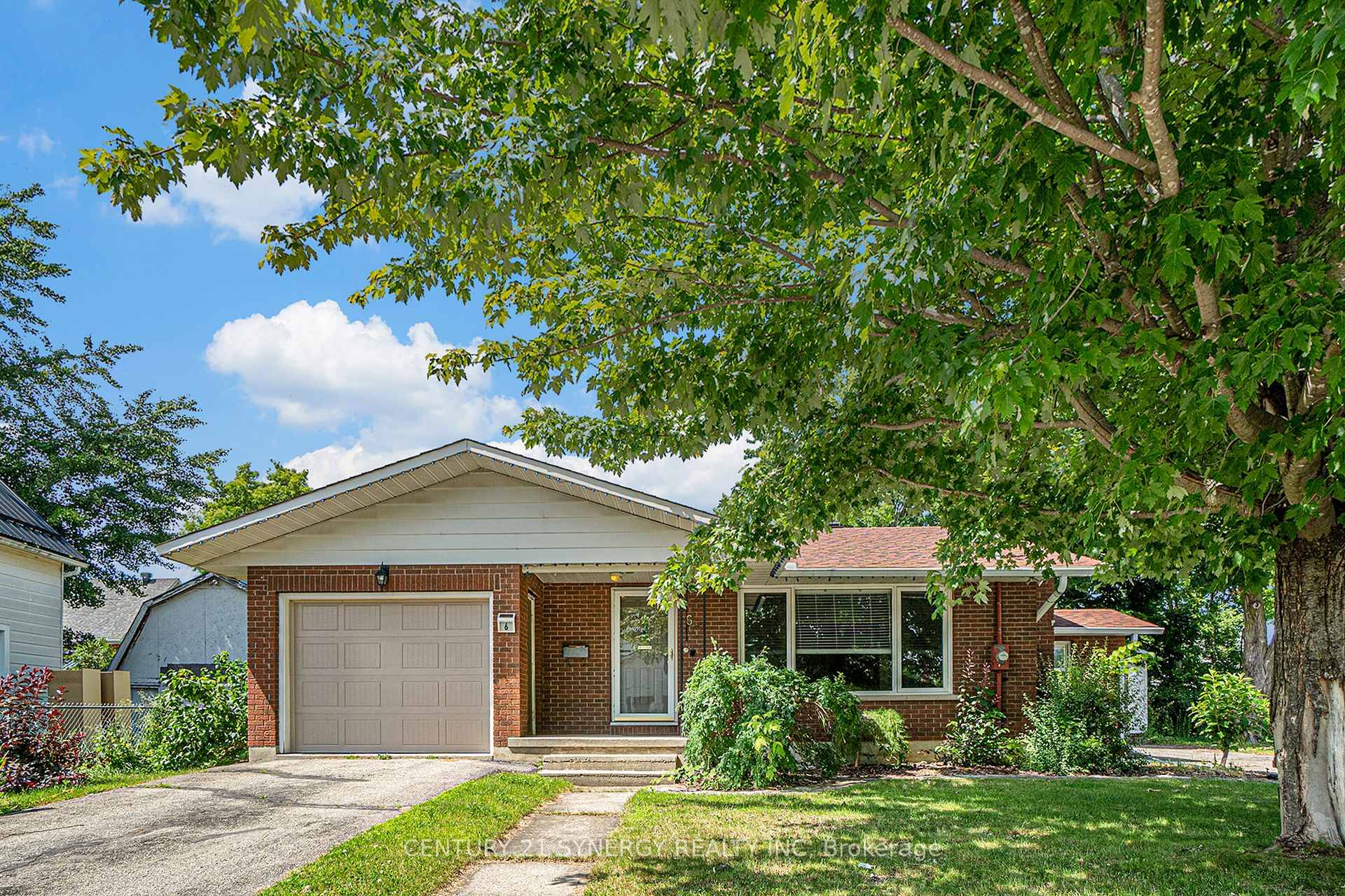 Beautiful Bungalow Retreat in the Heart of Smiths Falls.