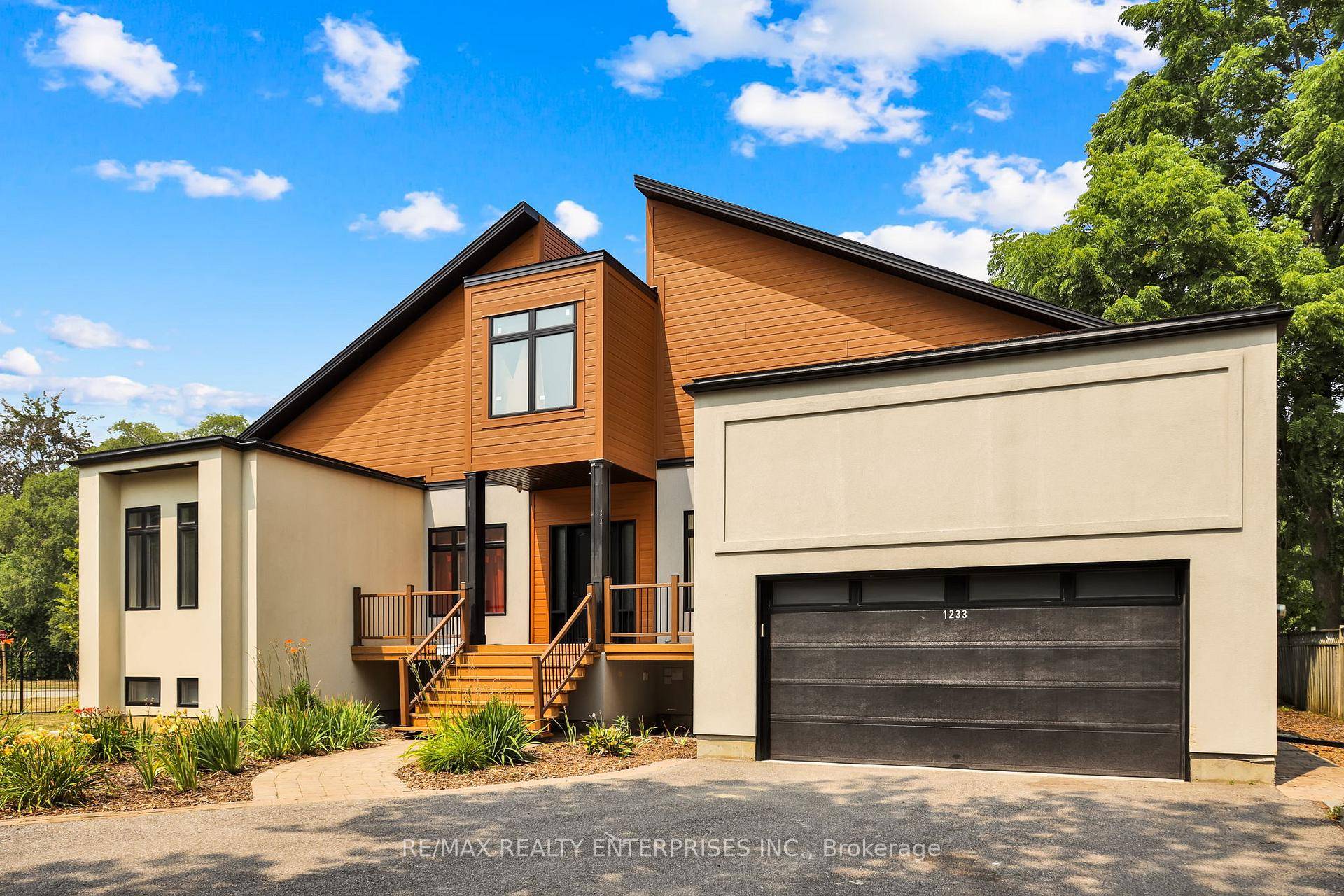 Spacious And Beautifully Designed Main Floor Unit In A Sought After Custom Bungalow, Ideally Located Within Walking Distance To Parks, Trails, Whiteoaks Tennis Courts, Local Shopping Plaza With Grocer, And ...