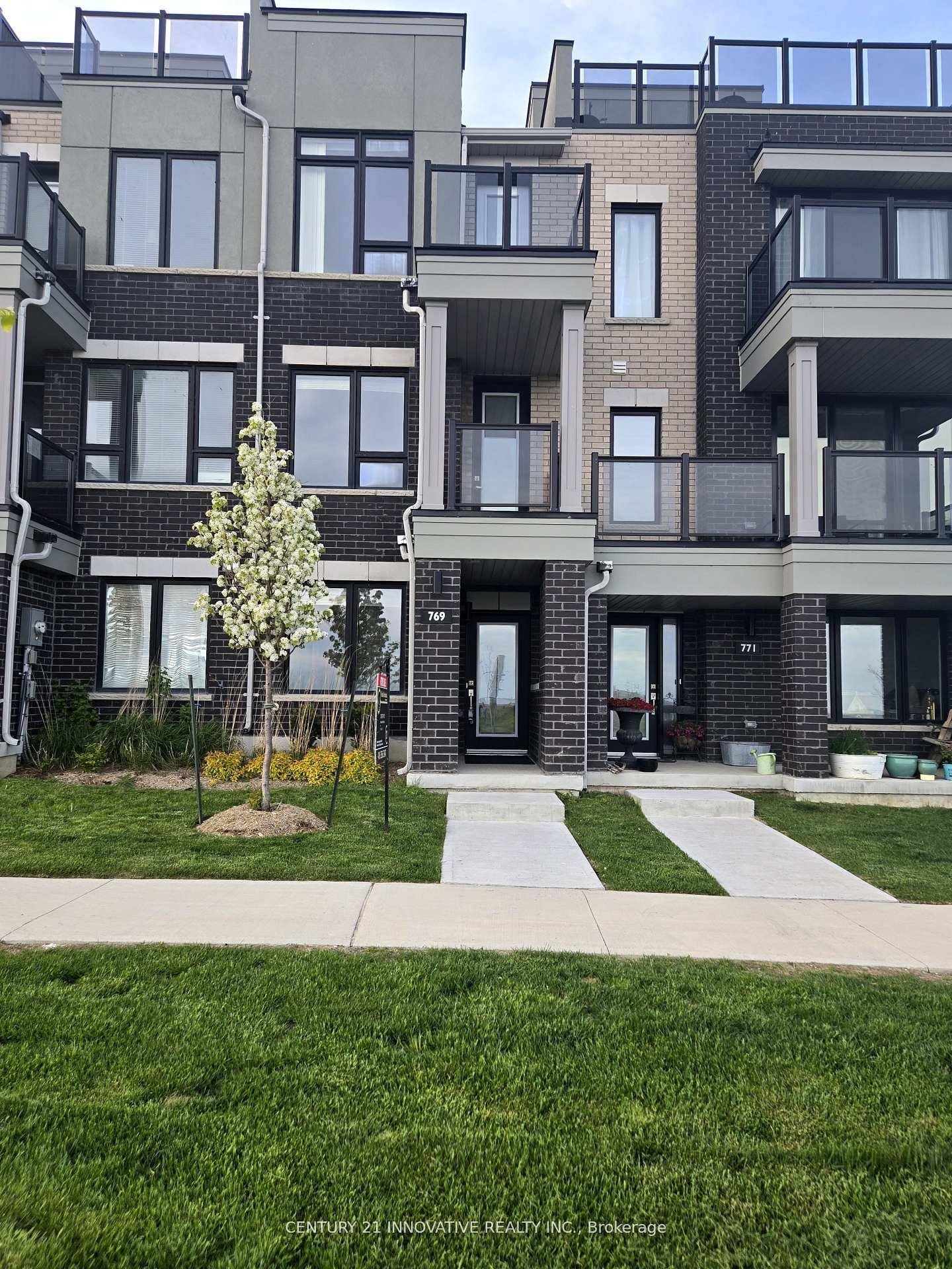 Welcome to this Waterfront Paradise !