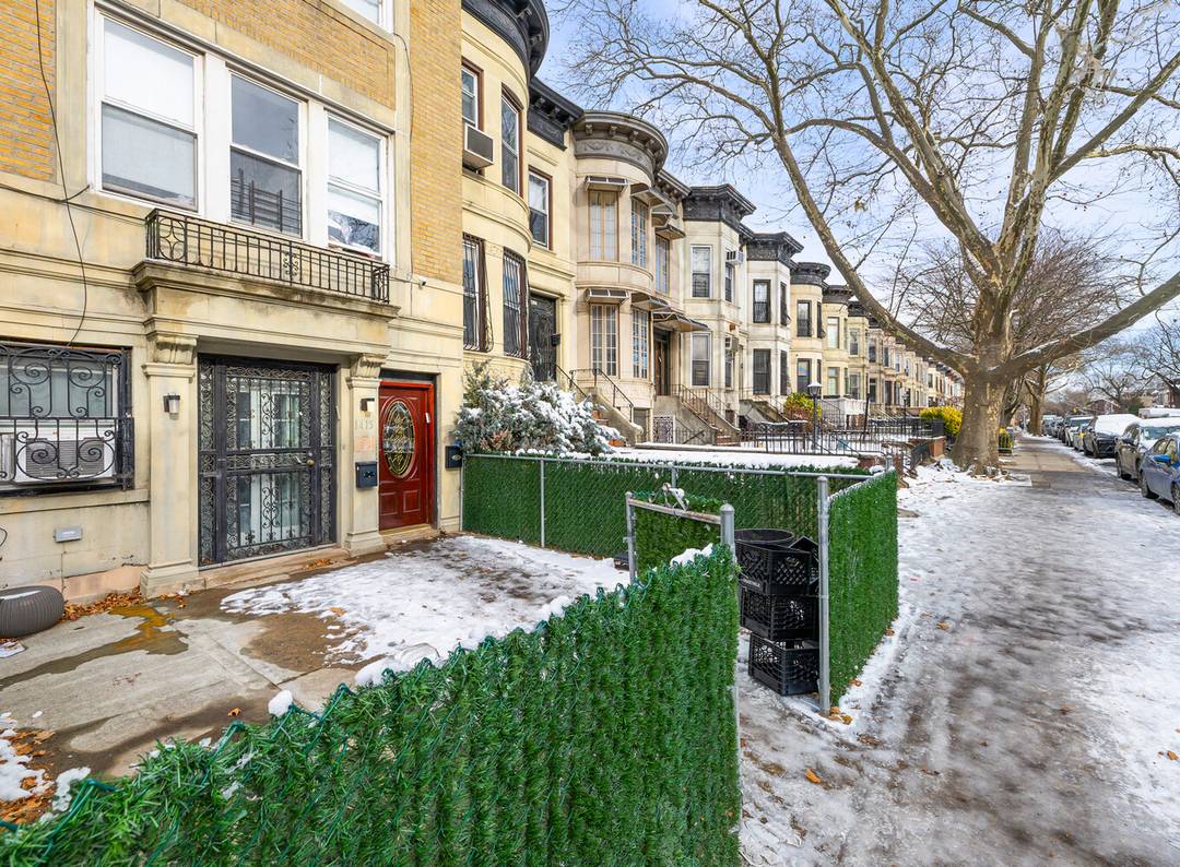 1415 President Street offers a versatile multifamily opportunity in Crown Heights, well suited for both end users and investors.