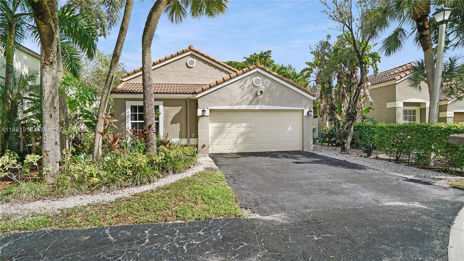 Elegantly renovated 3 bedroom, 2 bathroom home in Bridgewater at Plantation.