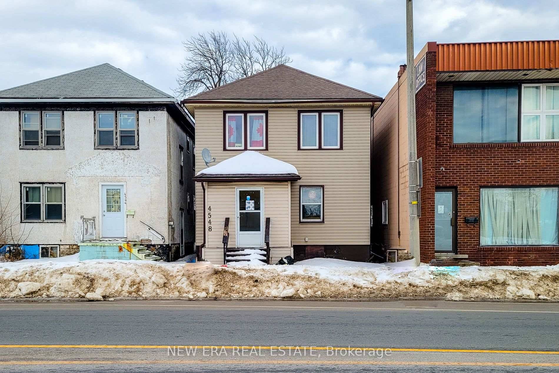 Discover this 5 bedroom, 2 bathroom 2 storey home in the heart of Niagara Falls, offering endless potential to both homeowners or investors.