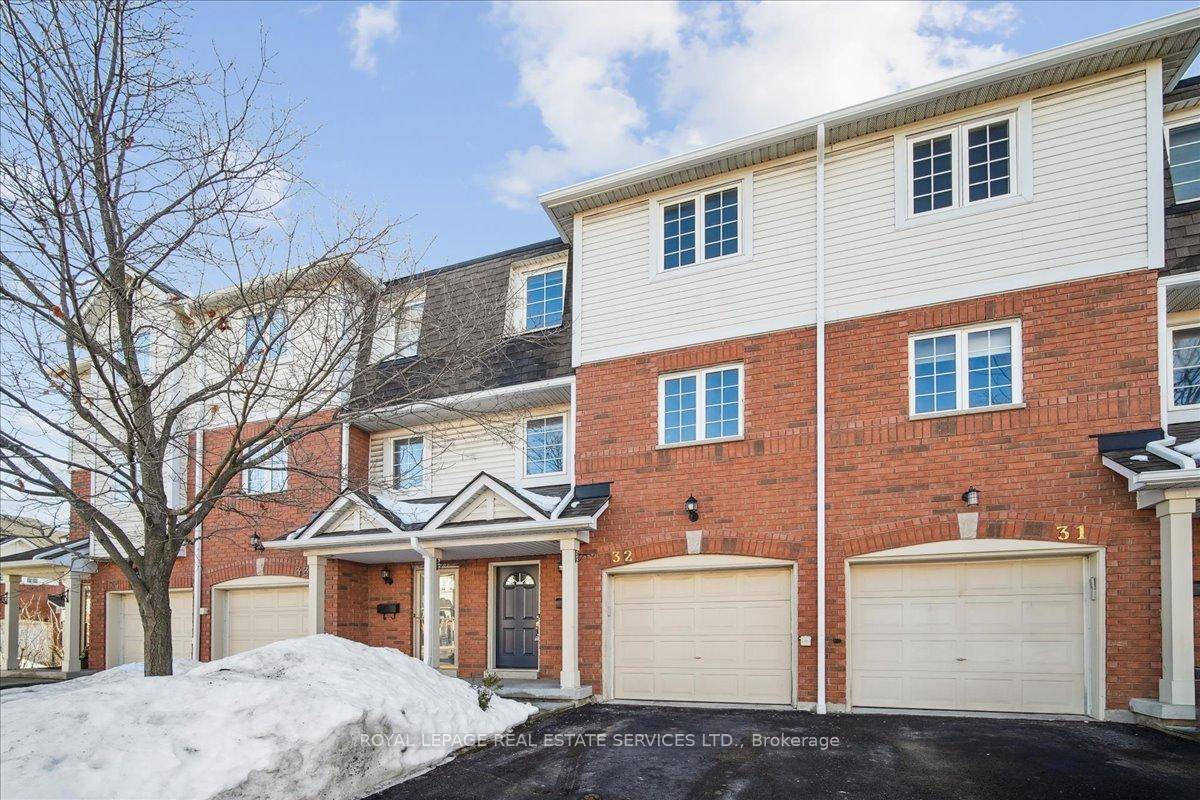 Quaint complex perfectly located at Bayview on the Lake.