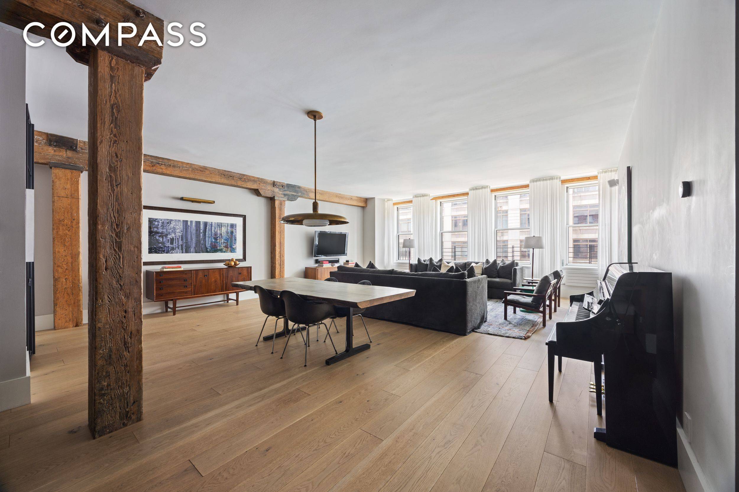 Apartment 4B at 622 Greenwich Street is a turnkey, meticulously renovated residence located in a boutique co op at the intersection of the West Village and Hudson Square.
