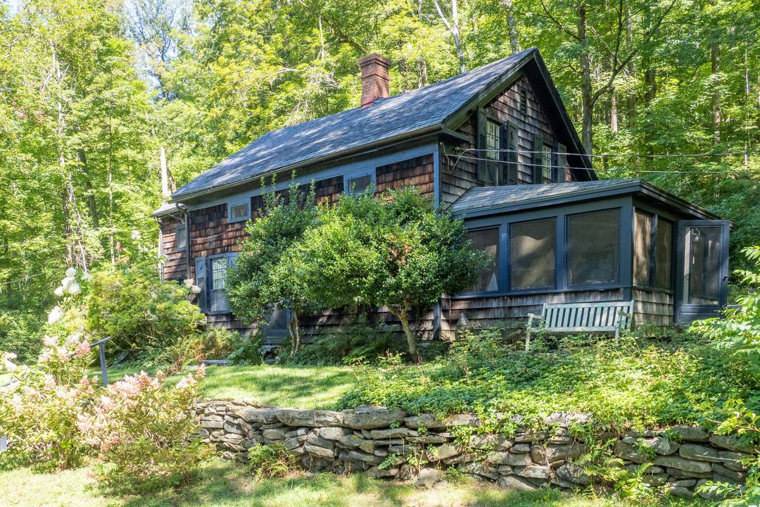 Toad Hall Offered for the first time in over forty five years, Toad Hall is an utterly delightful 18th Century gem set on 11.