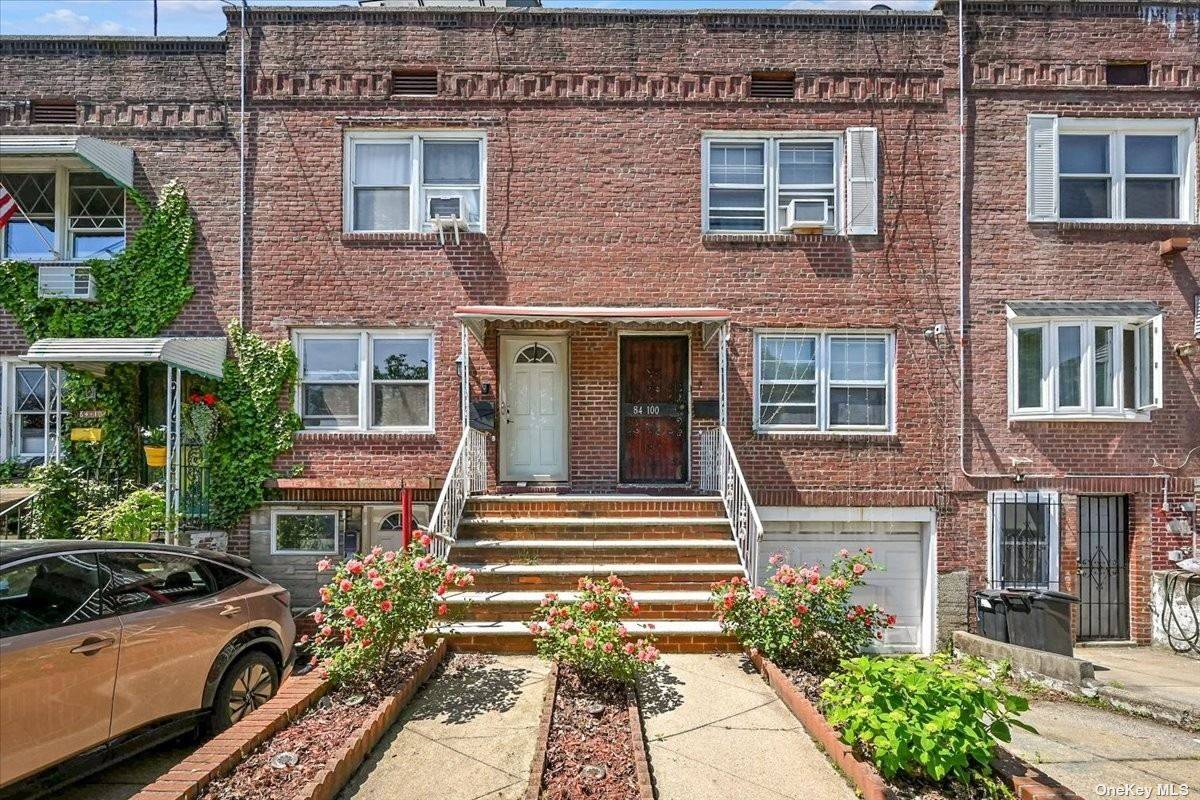 All we can say is wow ! This recently renovated townhouse offers a stunning eat in kitchen with a lot of space to prepare your meals, hardwood floors, immense bedrooms, ...