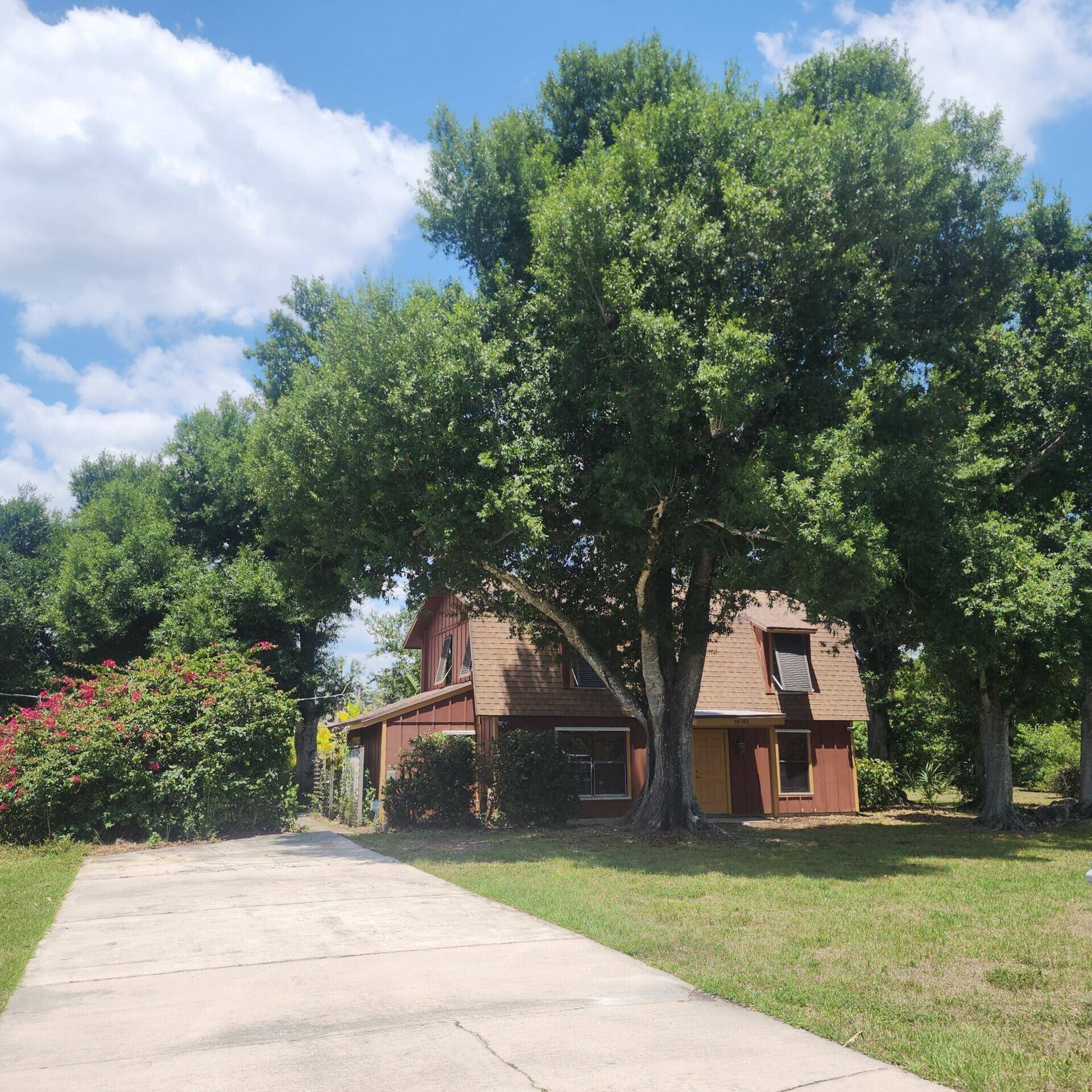 2 Story FIXER ! 3 Bedrooms 1 Full Bath upstairs.