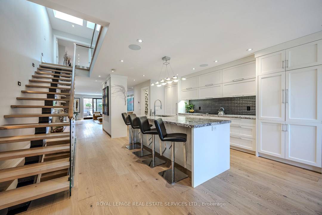 RARE OFFERING IN OLD MILL KINGSWAY SOUTH.