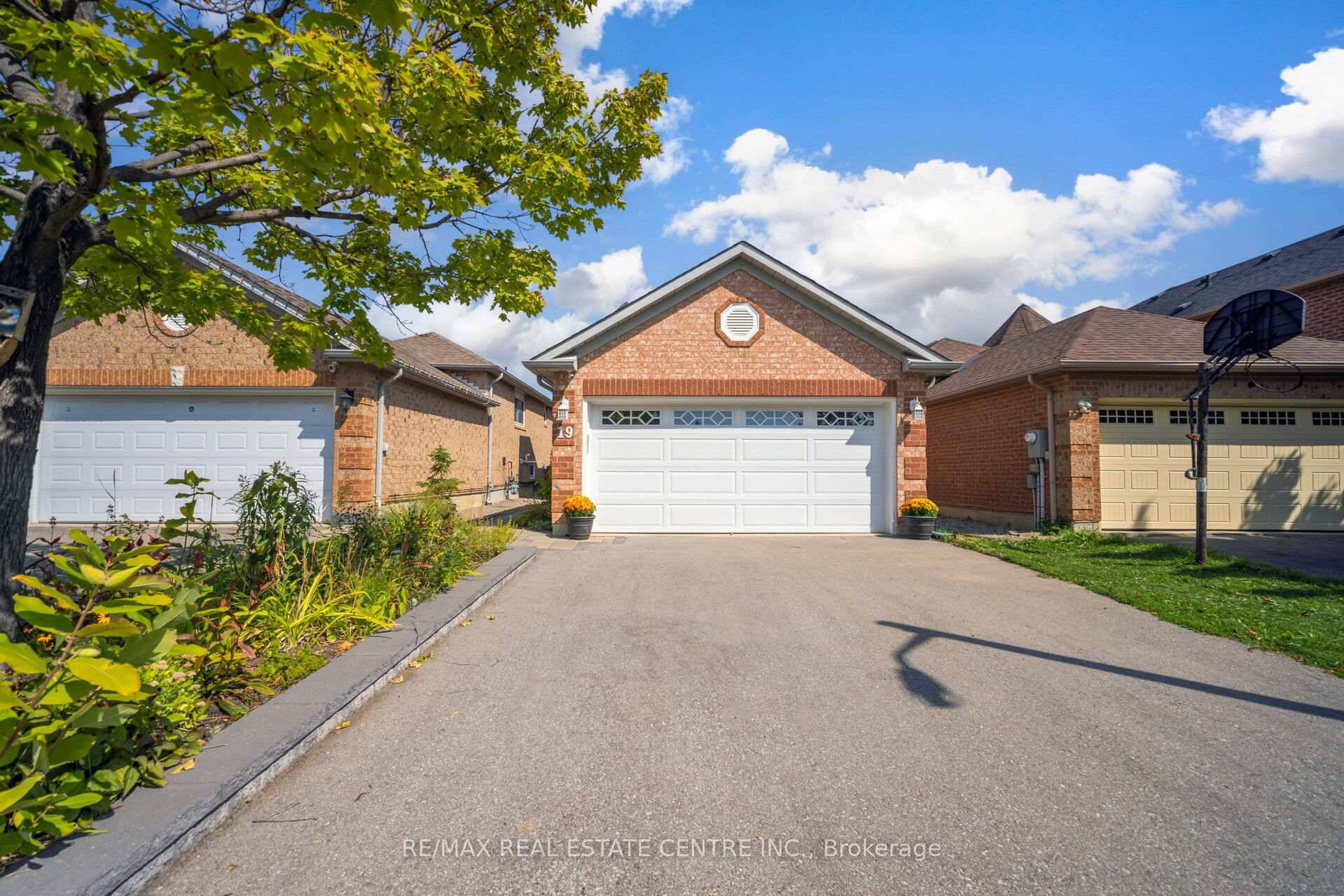 Discover This Bright And Well Maintained Detached Raised Bungalow In A Desirable Neighbourhood !