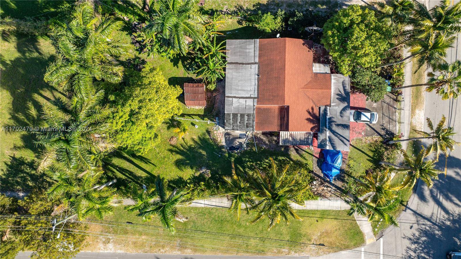 Huge corner lot NE of I95, single family 2 1 with large patio.