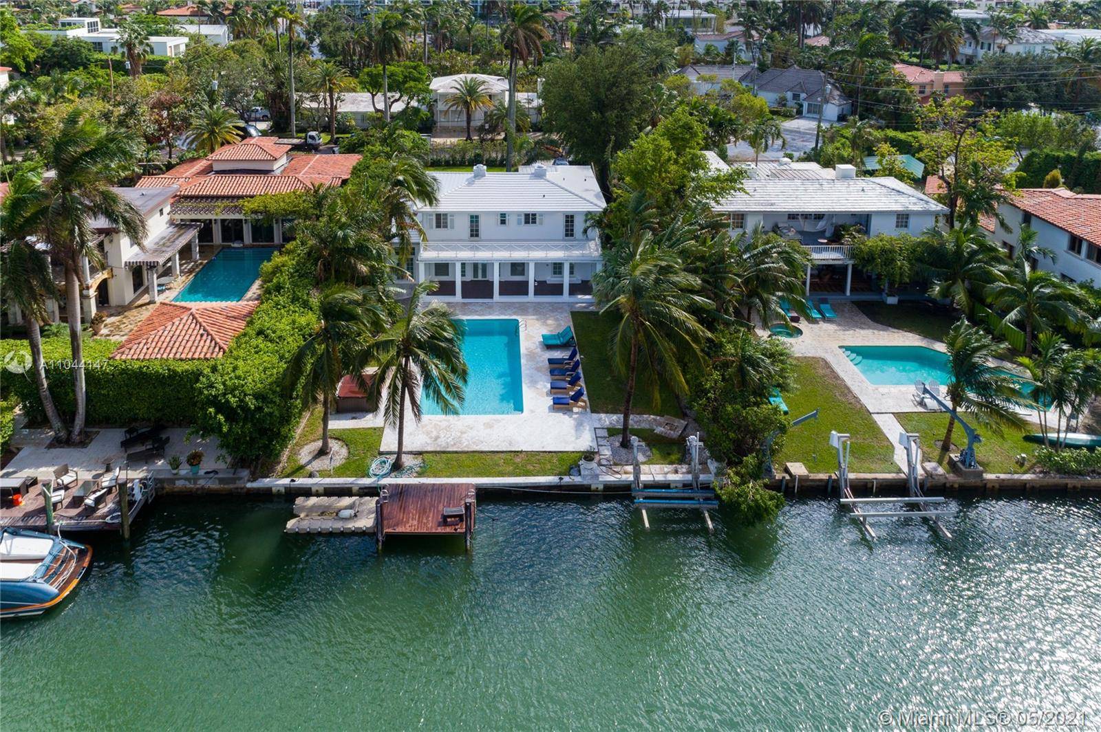 Tropical oasis with many original details on Gated Sunset Island 4.