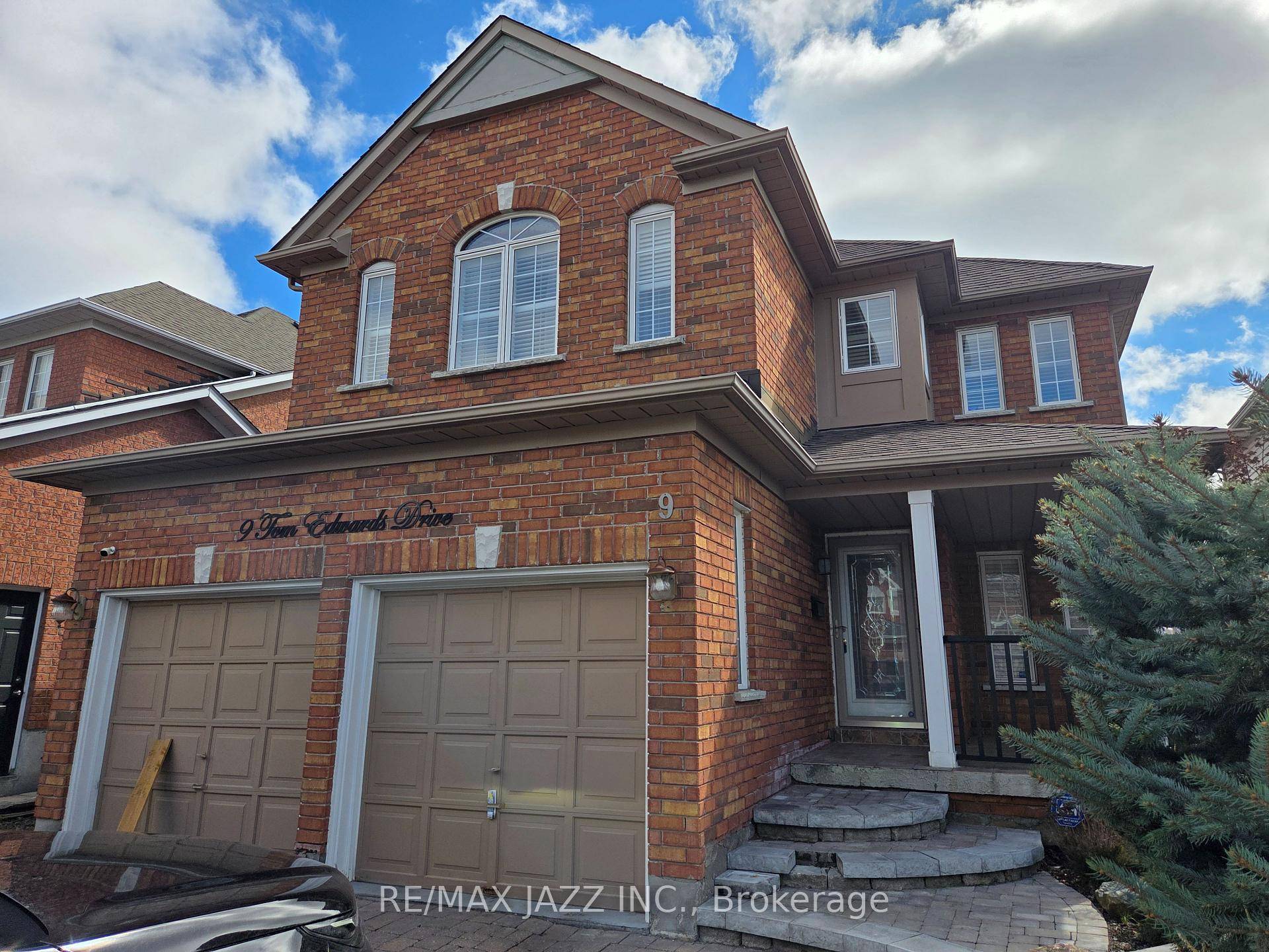 Detached 2 storey home in sought after north Whitby neighbourhood close to most amenities.
