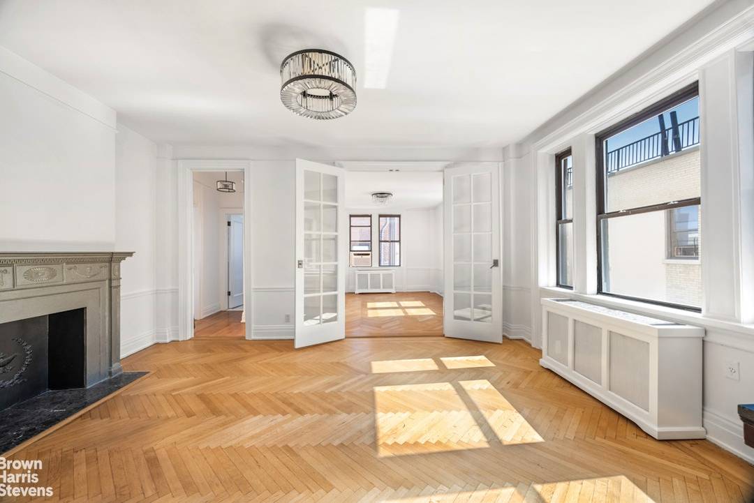 LIGHT FILLED 3 BEDROOM One of the top area buildings houses this 3 bedrom, 2 bath sun filled apartment.