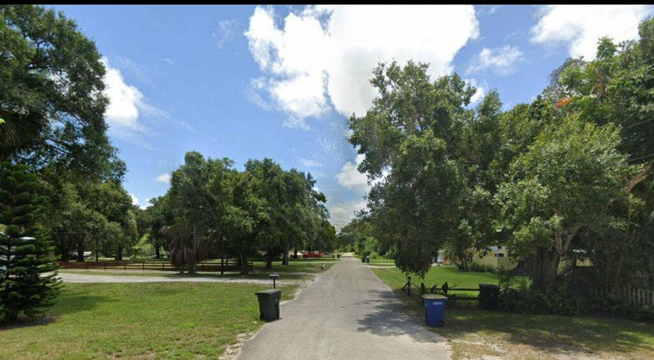 Private secluded dead end street.