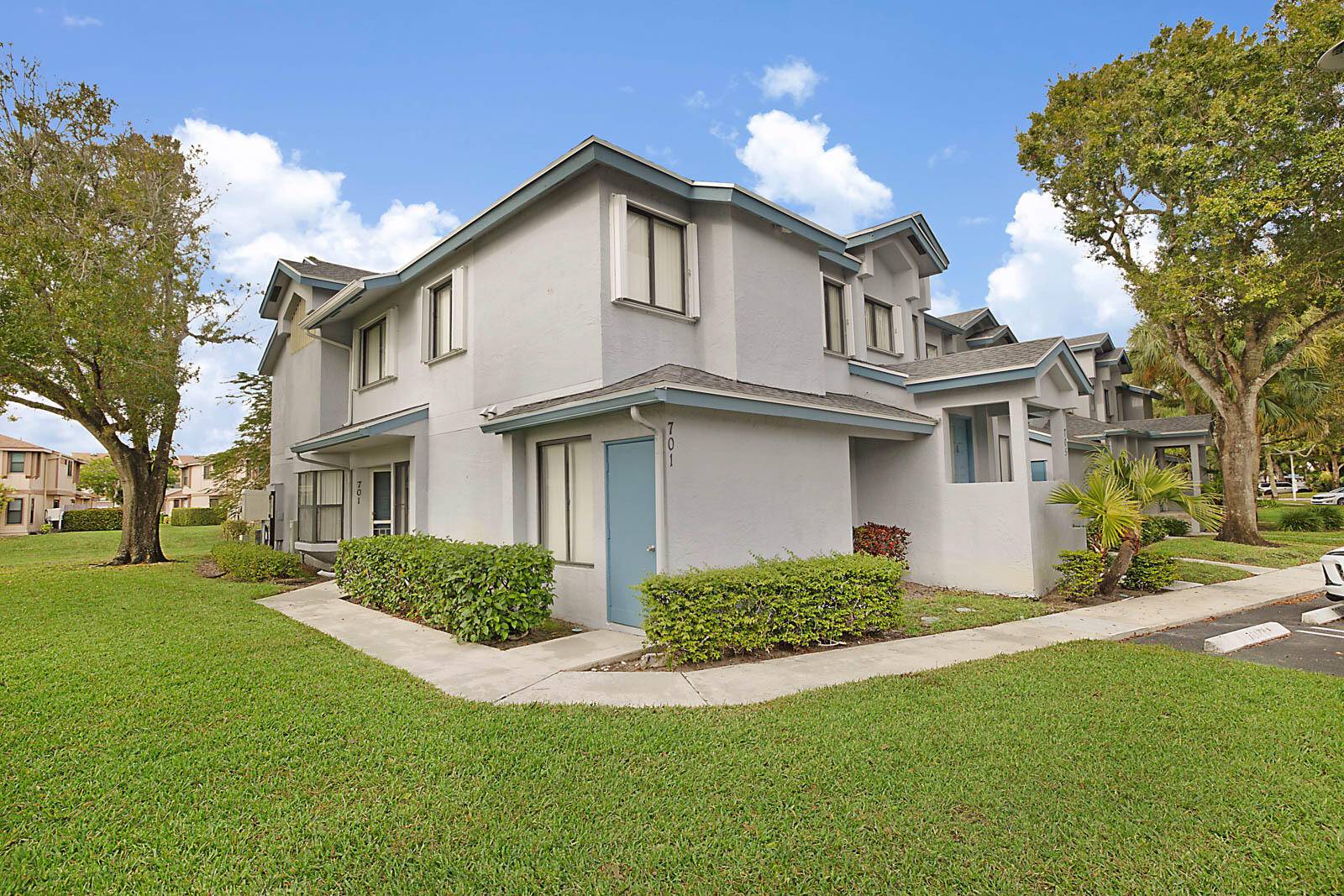 3 Bed 2 Bath corner condo in the highly desirable developent of River Bridge.