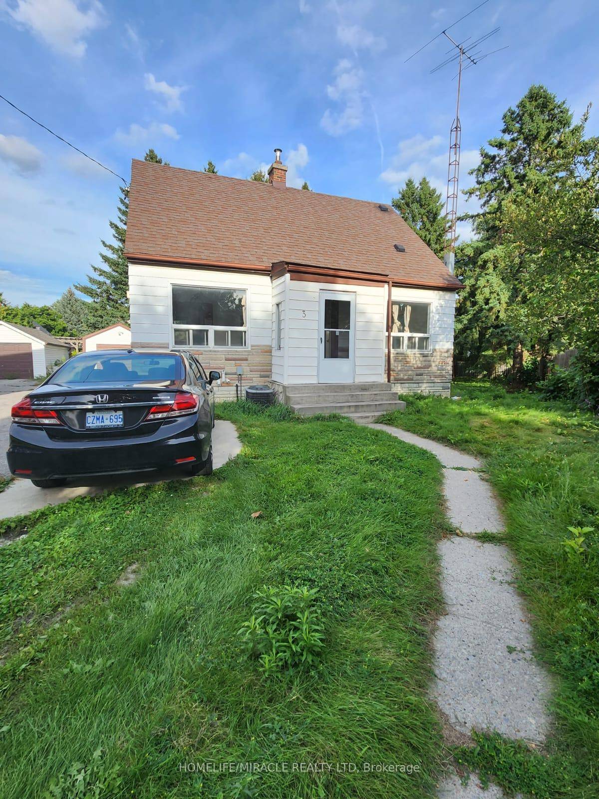Charming 3 Bedroom, 1 Bathroom Home On A Lovely, Well Maintained, Quiet Cul De Sac Available For Lease.