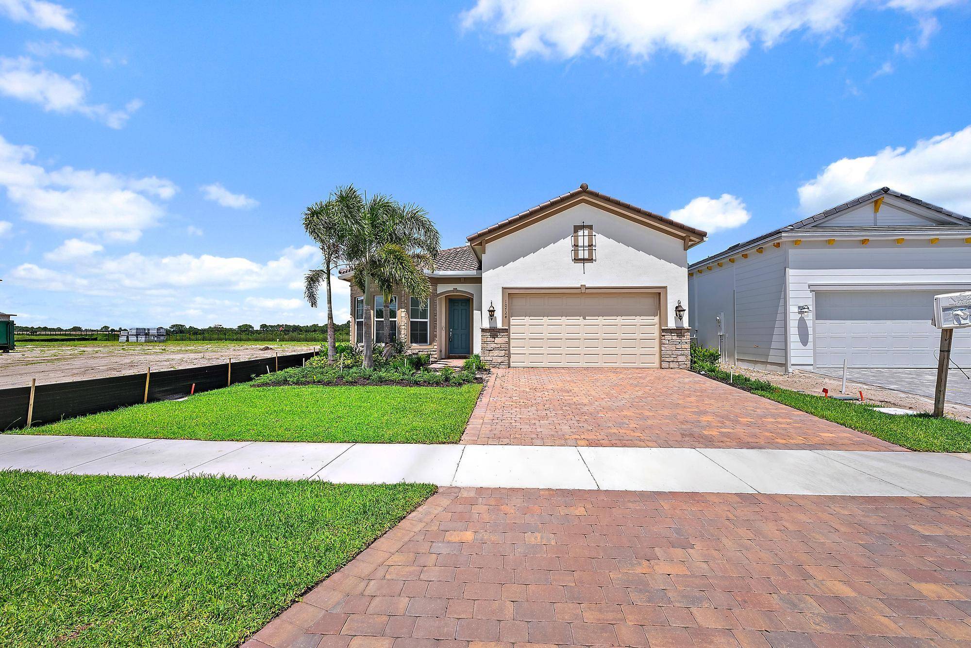 Beautiful, Modern Brand NEW never lived in Mainstay model at Avondale in Avenir !