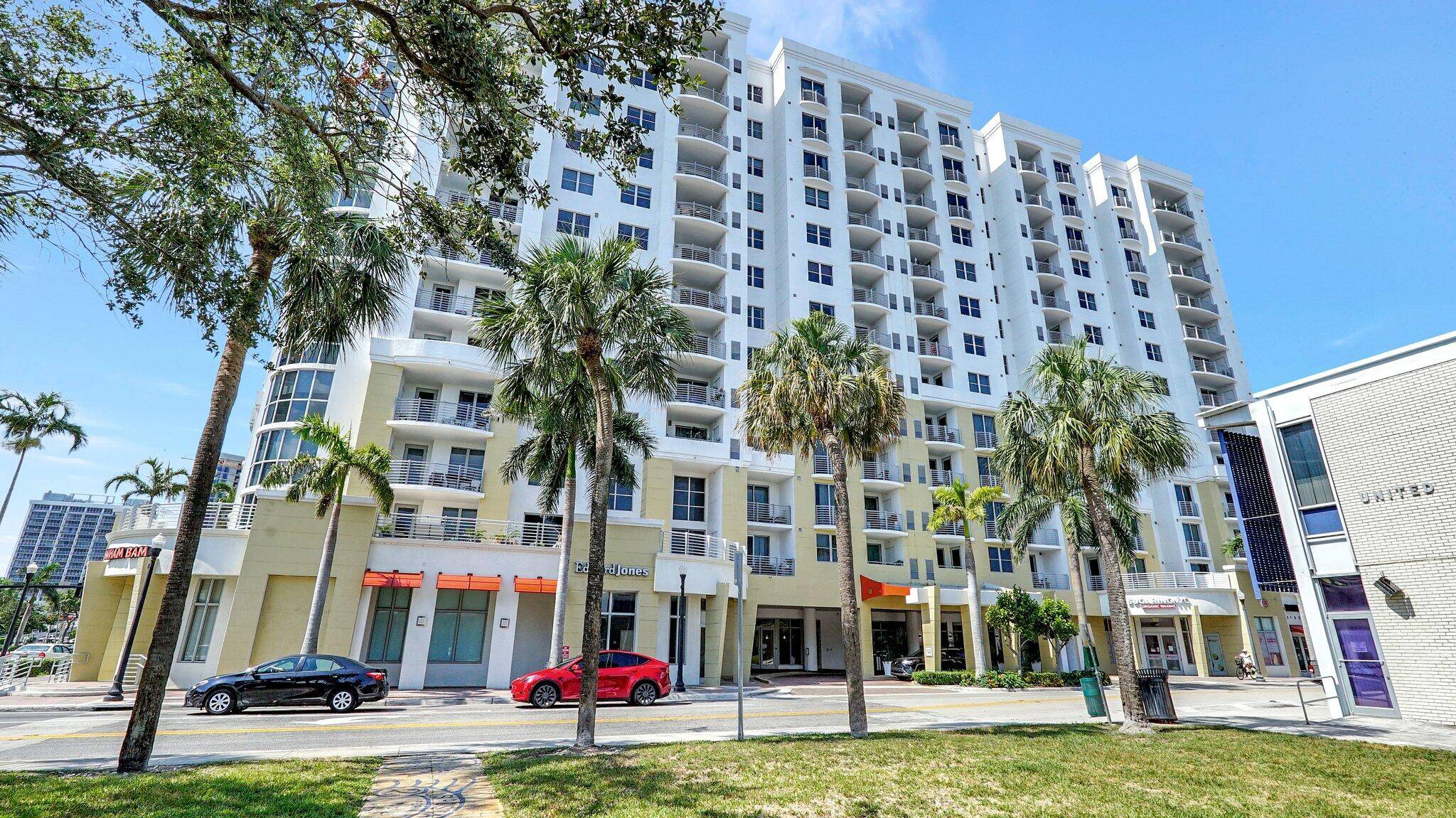 Welcome home ! This wonderfully updated 2 bedroom, 2 bathroom home is walking distance to shops and Arts Park !