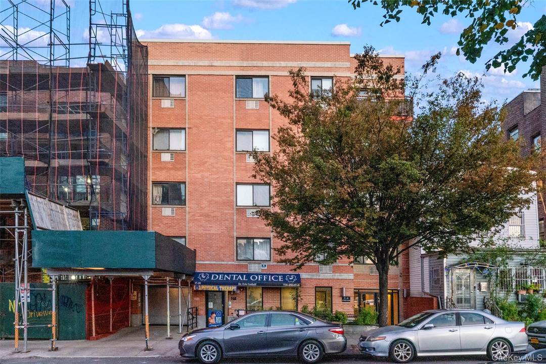 Modern Two Bedroom Condo with Manhattan Skyline Views Prime Woodside Location Welcome to this stunning two bedroom, two bathroom condominium offering comfort, convenience, and breathtaking views of the Manhattan skyline.