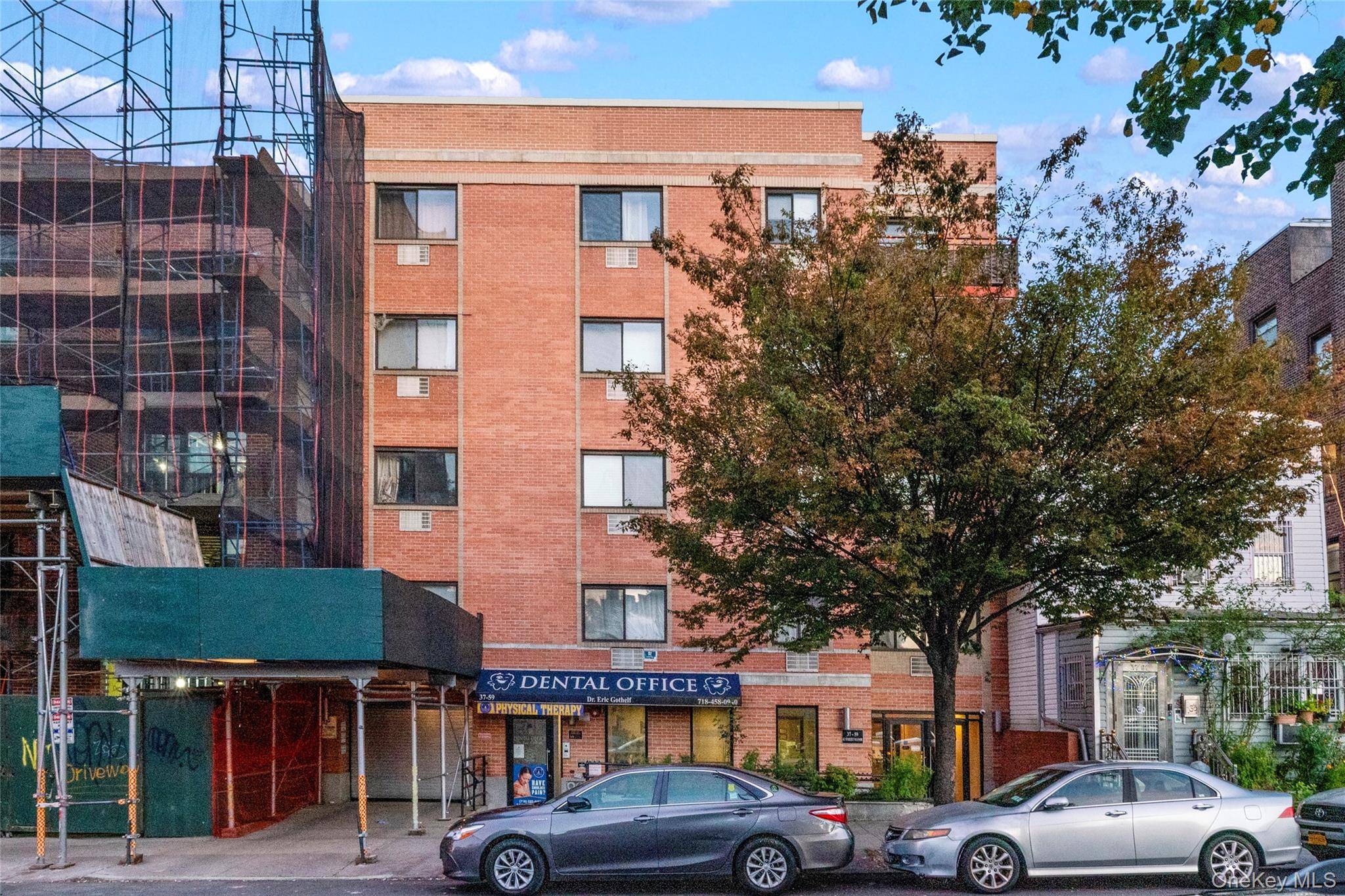 Modern Two Bedroom Condo with Manhattan Skyline Views Prime Woodside Location Welcome to this stunning two bedroom, two bathroom condominium offering comfort, convenience, and breathtaking views of the Manhattan skyline.