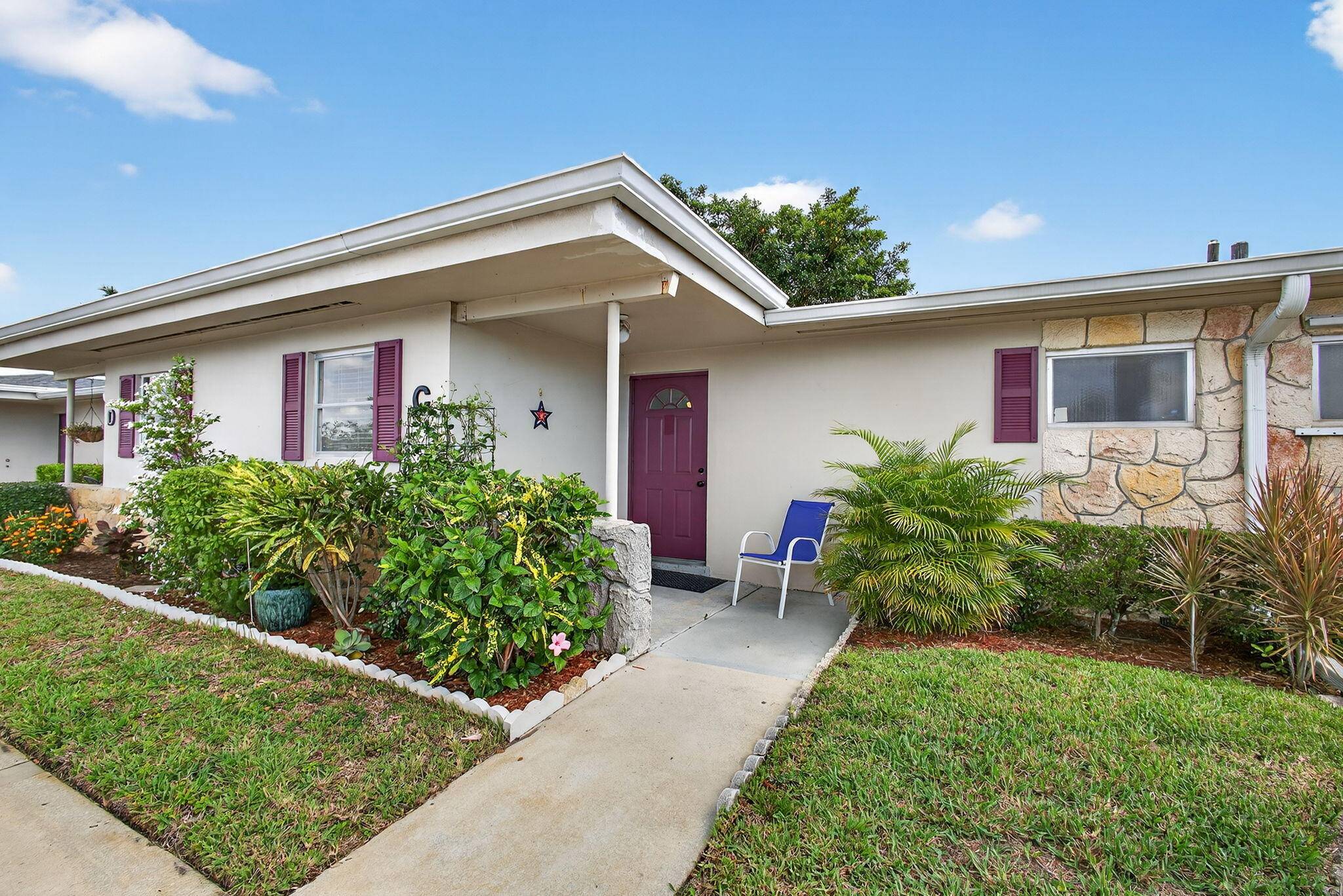 EXCELLENT OPPORTUNITY in 55 plus COMMUNITY Of BARKLEY in Cresthaven Villas.